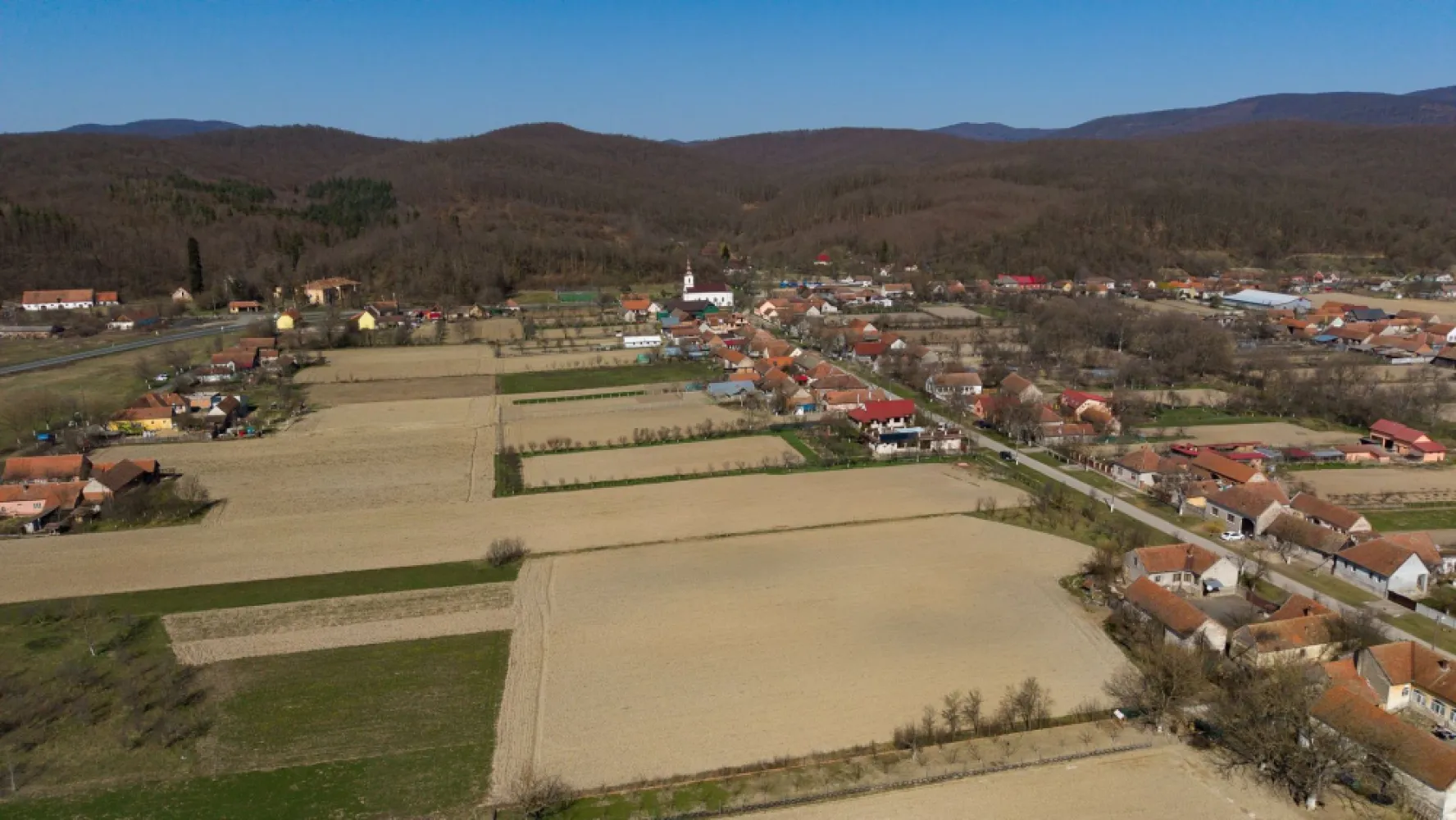 Loc de casă în Odvoș - Conop 3000mp - Teren de vânzare/loc de casă cu număr – 3000 mp în Odvoș (Conop), Valea Mureșului 

Cauți locul perfect pentru casa ta sau o investiție sigură? Acesta poate fi exact ce îți trebuie!

 Suprafață generoasă: 3000 mp
 Parcelabil – ideal pentru mai multe loturi sau proiect imobiliar
 Localizare excelentă: Odvoș – Valea Mureșului
 Doar 10 minute de Lipova
 La 45 km de Arad
 Zonă liniștită, natură superbă și aer curat

 Perfect pentru casă de locuit, casă de vacanță sau investiție.

Un loc de casă cu o priveliște spectaculoasă, la un preț atractiv!

Pentru mai multe detalii și stabilirea unei vizionări, contactează-ne!!

Jeanina Câmpan - Consultant imobiliar PROPERTYLAB
Telefon: 0760672985
Email: jeanina.campan@propertylab.ro

Radu Mitran - Consultant imobiliar PROPERTYLAB
Telefon: 0751621035
Email: radu.mitran@propertylab.ro

Loc de casă în Odvoș - Conop 3000mp CP2962441