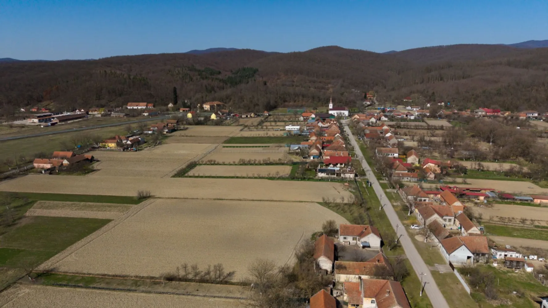 Loc de casă în Odvoș - Conop 3000mp - Teren de vânzare/loc de casă cu număr – 3000 mp în Odvoș (Conop), Valea Mureșului 

Cauți locul perfect pentru casa ta sau o investiție sigură? Acesta poate fi exact ce îți trebuie!

 Suprafață generoasă: 3000 mp
 Parcelabil – ideal pentru mai multe loturi sau proiect imobiliar
 Localizare excelentă: Odvoș – Valea Mureșului
 Doar 10 minute de Lipova
 La 45 km de Arad
 Zonă liniștită, natură superbă și aer curat

 Perfect pentru casă de locuit, casă de vacanță sau investiție.

Un loc de casă cu o priveliște spectaculoasă, la un preț atractiv!

Pentru mai multe detalii și stabilirea unei vizionări, contactează-ne!!

Jeanina Câmpan - Consultant imobiliar PROPERTYLAB
Telefon: 0760672985
Email: jeanina.campan@propertylab.ro

Radu Mitran - Consultant imobiliar PROPERTYLAB
Telefon: 0751621035
Email: radu.mitran@propertylab.ro

Loc de casă în Odvoș - Conop 3000mp CP2962441
