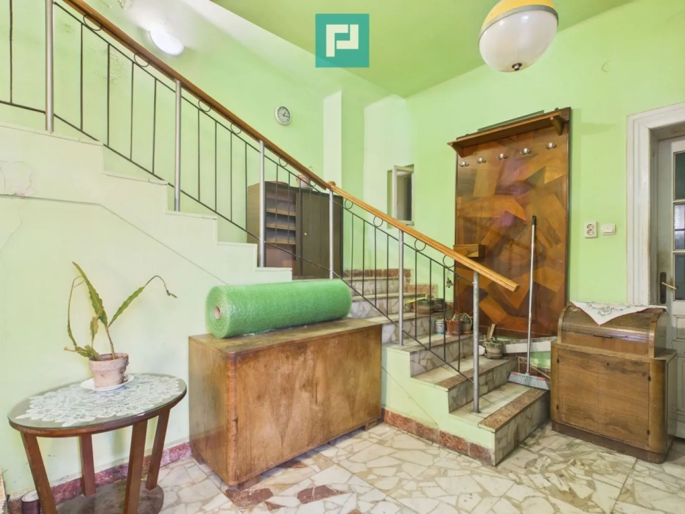 Casă – 5 camere | Cantemir -Zona centrala - Vă propunem spre vânzare o proprietate deosebită, situată în cartierul Cantemir, într-o zonă liniștită, dar totodată ultracentrală, cu acces facil către puncte de interes precum școli, mijloace de transport și Parcul 22 Decembrie.

 Detalii proprietate:

Suprafață utilă: 138 mp
Suprafață teren: 275 mp
Regim: Parter + mansardă
Compartimentare: 5 camere, bucătărie, 2 băi
An finisare: 1935
Construcție din cărămidă

Dotări și caracteristici:

Subsol și pod
Mansardă spațioasă
Parțial mobilată
Toate utilitățile disponibile
Grădină proprie

 Stare:
Proprietatea necesită renovare, oferind astfel posibilitatea de a fi amenajată după propriul gust sau adaptată pentru diverse utilizări.

 Potrivită pentru:

Locuință familială
Investiție
Sediu firmă / activitate comercială

Locația excelentă, suprafața generoasă și potențialul ridicat fac din această proprietate o alegere ideală atât pentru locuit, cât și pentru dezvoltarea unei afaceri.

Consultant Imobiliar - Diana Dragoș
Tel - 0740 572 192
Email - diana.dragos@propertylab.ro

COD - CP2962295