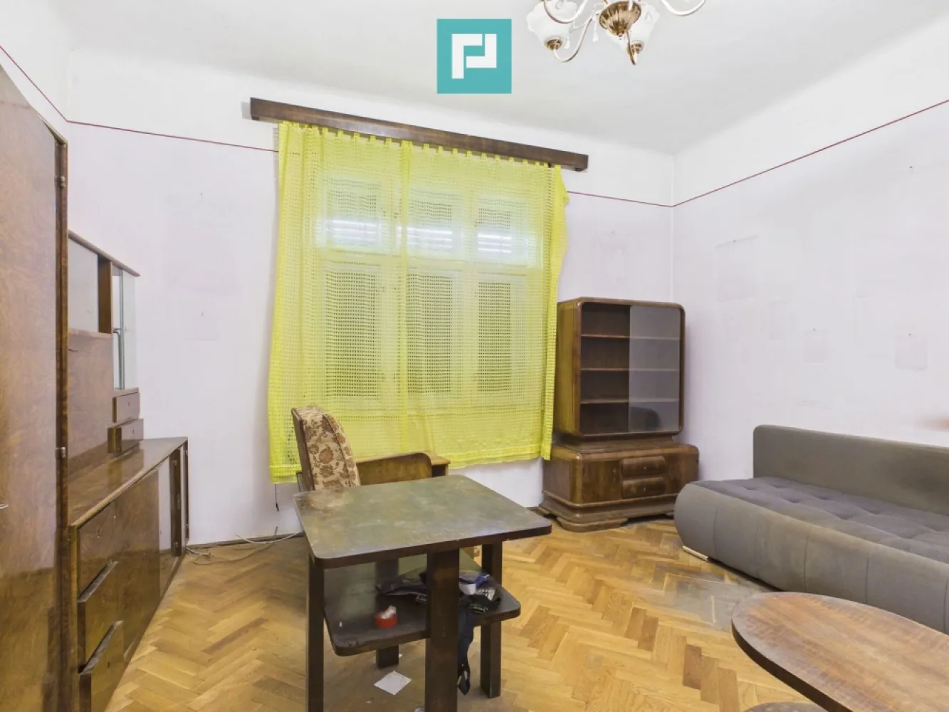 Casă – 5 camere | Cantemir -Zona centrala - Vă propunem spre vânzare o proprietate deosebită, situată în cartierul Cantemir, într-o zonă liniștită, dar totodată ultracentrală, cu acces facil către puncte de interes precum școli, mijloace de transport și Parcul 22 Decembrie.

 Detalii proprietate:

Suprafață utilă: 138 mp
Suprafață teren: 275 mp
Regim: Parter + mansardă
Compartimentare: 5 camere, bucătărie, 2 băi
An finisare: 1935
Construcție din cărămidă

Dotări și caracteristici:

Subsol și pod
Mansardă spațioasă
Parțial mobilată
Toate utilitățile disponibile
Grădină proprie

 Stare:
Proprietatea necesită renovare, oferind astfel posibilitatea de a fi amenajată după propriul gust sau adaptată pentru diverse utilizări.

 Potrivită pentru:

Locuință familială
Investiție
Sediu firmă / activitate comercială

Locația excelentă, suprafața generoasă și potențialul ridicat fac din această proprietate o alegere ideală atât pentru locuit, cât și pentru dezvoltarea unei afaceri.

Consultant Imobiliar - Diana Dragoș
Tel - 0740 572 192
Email - diana.dragos@propertylab.ro

COD - CP2962295
