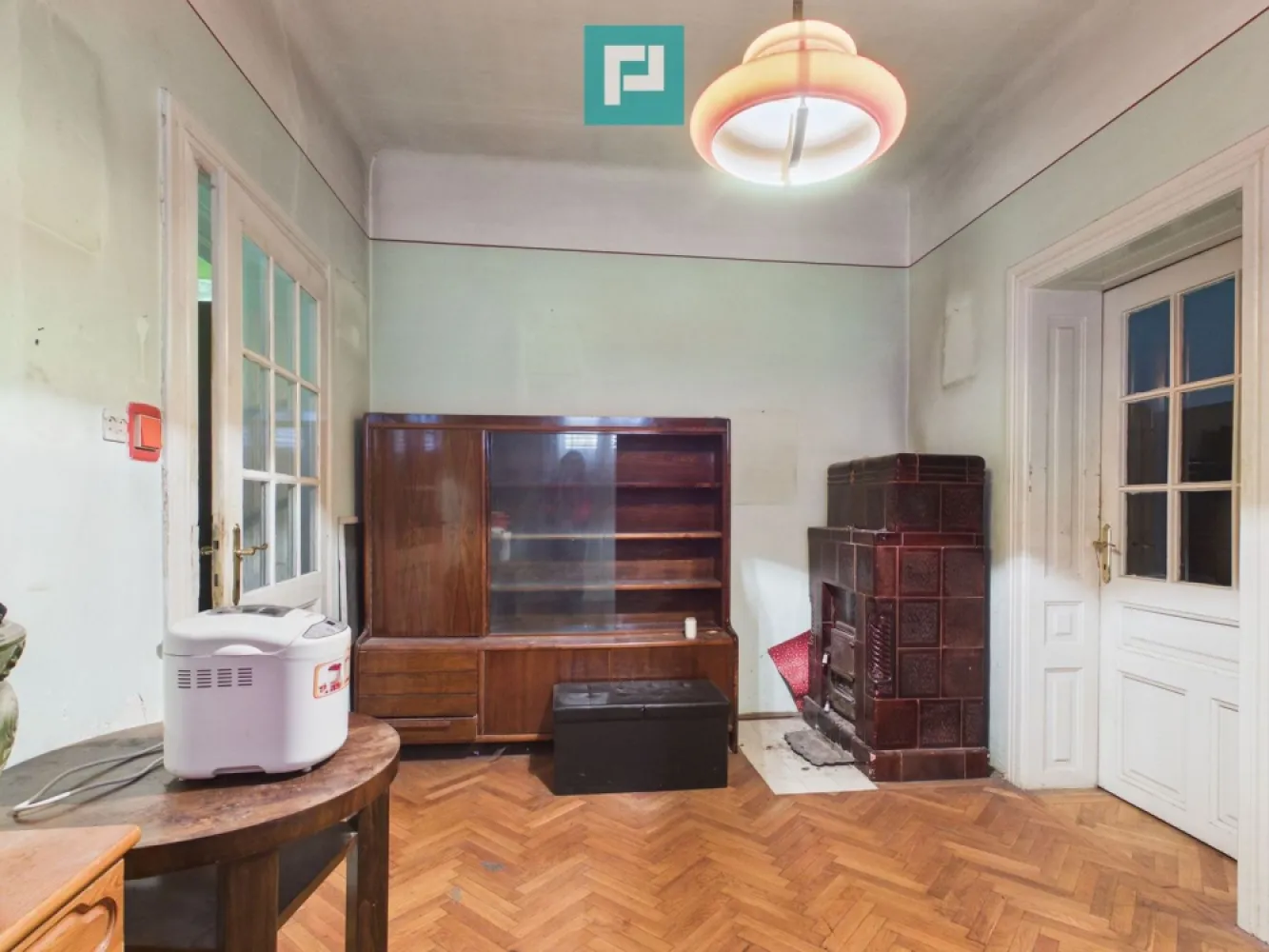 Casă – 5 camere | Cantemir -Zona centrala - Vă propunem spre vânzare o proprietate deosebită, situată în cartierul Cantemir, într-o zonă liniștită, dar totodată ultracentrală, cu acces facil către puncte de interes precum școli, mijloace de transport și Parcul 22 Decembrie.

 Detalii proprietate:

Suprafață utilă: 138 mp
Suprafață teren: 275 mp
Regim: Parter + mansardă
Compartimentare: 5 camere, bucătărie, 2 băi
An finisare: 1935
Construcție din cărămidă

Dotări și caracteristici:

Subsol și pod
Mansardă spațioasă
Parțial mobilată
Toate utilitățile disponibile
Grădină proprie

 Stare:
Proprietatea necesită renovare, oferind astfel posibilitatea de a fi amenajată după propriul gust sau adaptată pentru diverse utilizări.

 Potrivită pentru:

Locuință familială
Investiție
Sediu firmă / activitate comercială

Locația excelentă, suprafața generoasă și potențialul ridicat fac din această proprietate o alegere ideală atât pentru locuit, cât și pentru dezvoltarea unei afaceri.

Consultant Imobiliar - Diana Dragoș
Tel - 0740 572 192
Email - diana.dragos@propertylab.ro

COD - CP2962295
