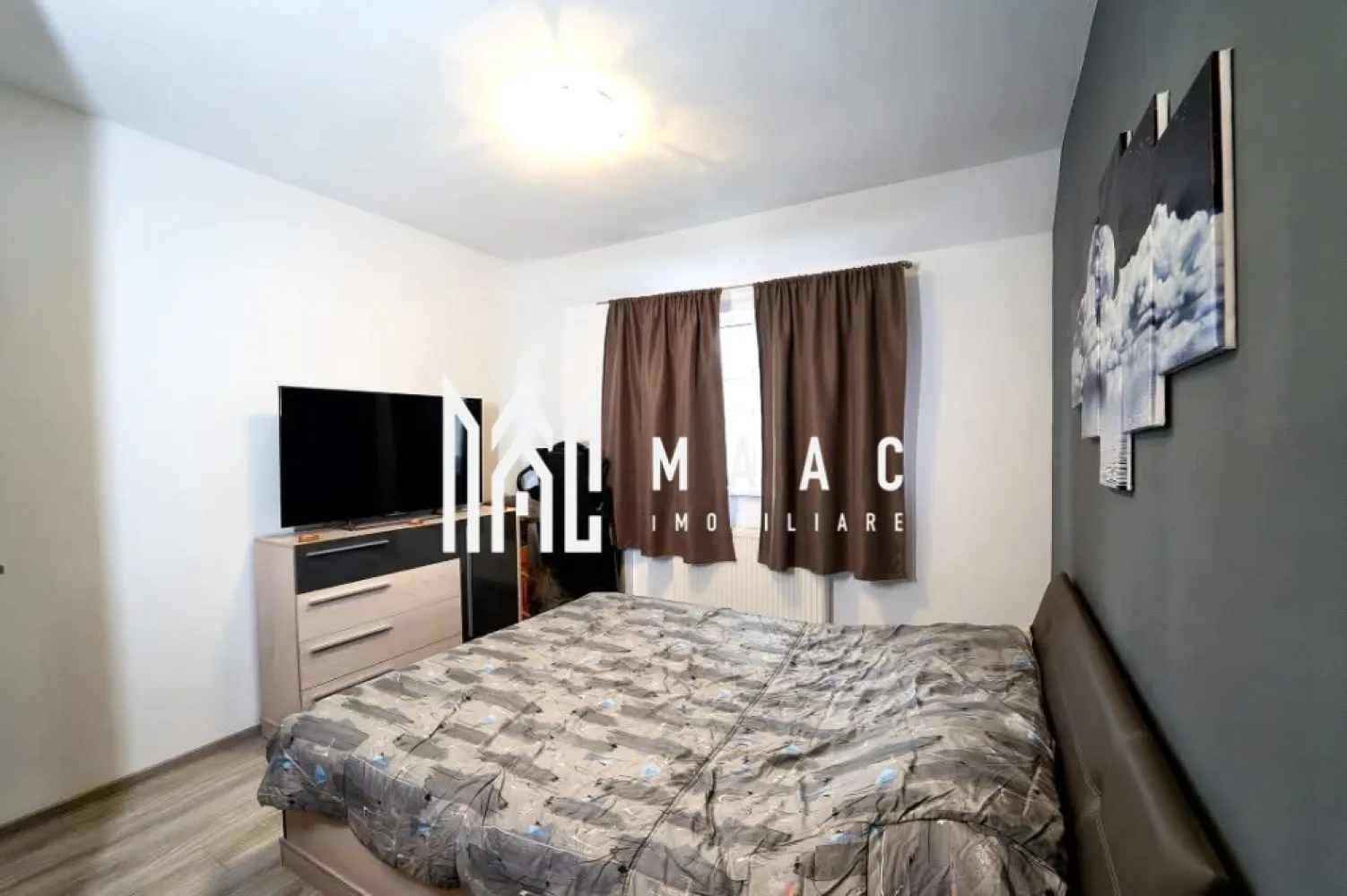 Apartament 2 camere | Balcon generos | Selimbar - Maac Imobiliare prezintă spre vânzare un apartament primitor, ideal pentru cupluri sau familii mici, situat într-un imobil construit în anul 2015. Proprietatea se remarcă prin compartimentarea practică și spațiile luminoase, oferind confort și funcționalitate.

Caracteristici:

Living spațios – mobilat, cu ieșire directă pe balcon;

Dormitor confortabil – spațios și liniștit, dotat cu pat mare și spații de depozitare;

Bucătărie complet mobilată și utilată – cu electrocasnice moderne (inclusiv mașină de spălat vase) și spații de depozitare generoase;

Baie modernă – echipată cu obiecte sanitare, mobilier, mașină de spălat rufe și aerisire naturală;

Balcon generos – 6,50 mp utili, perfect pentru relaxare sau pentru a te bucura de aer liber.

Împrejurimi:
Zona este bine conectată la mijloacele de transport public și oferă multiple facilități în proximitate: loc de joacă pentru copii, școli, parcuri și centre comerciale.

Acest apartament reprezintă o alegere excelentă pentru cei care își doresc un cămin modern, confortabil și gata de locuit.