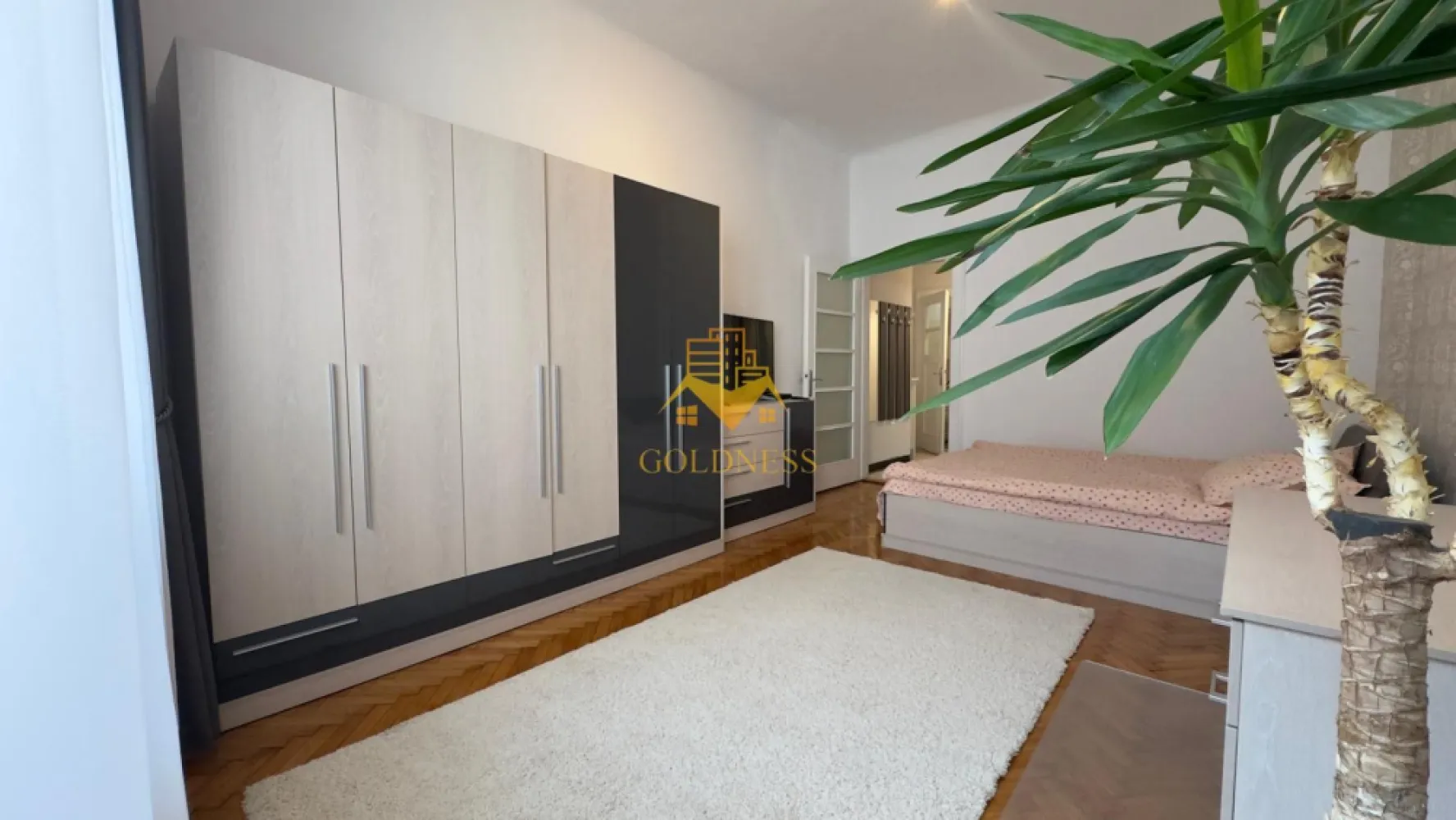 Apartament Decomandat, Ultracentral, Baritiu, Opera Maghiara, UTCN,UMF - GOLDNESS Imobiliare vă propune spre închiriere un apartament decomandat cu 1 camere complet mobilat și utilat, la etajul 1 într-un imobil de 3 etaje, în zona Ultracentrală, în apropierea Operei Maghiare și a străzii Barițiu.
Apartamentul are o suprafață de 50 mp și este compartimentat astfel:

 * Dormitor: pat matrimonial, dressing, comodă TV, televizor și birou.

 * Bucătărie: aragaz, hotă, frigider, masă dining și canapea.

 * Baie: cadă de duș.

 * Hol și spațiu de depozitare.

 * Imobilul dispune de centrală proprie și oferă acces la o curte comună.

Se află în apropierea stațiilor de transport în comun, magazine, restaurante, spații verzi, farmacii, etc.

Dacă sunteți interesați de acest apartament și doriți să îl vizionați, dar și pentru alte oferte nu ezitați să ne contactați telefonic sau prin e-mail. Vă stăm la dispoziție!
Pentru intermediere se percepe un comision de 50% din prețul chiriei.