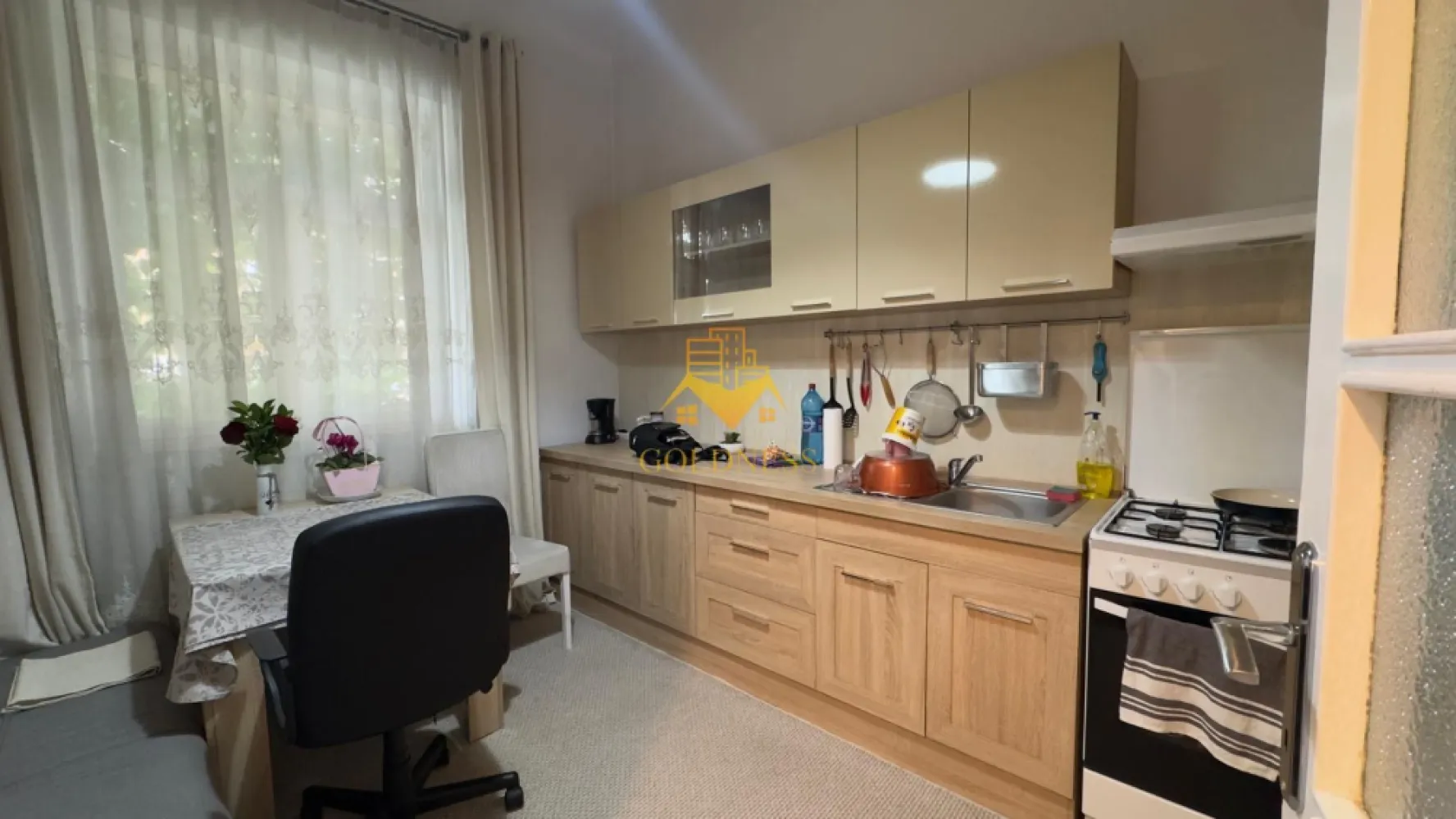 Apartament Decomandat, Ultracentral, Baritiu, Opera Maghiara, UTCN,UMF - GOLDNESS Imobiliare vă propune spre închiriere un apartament decomandat cu 1 camere complet mobilat și utilat, la etajul 1 într-un imobil de 3 etaje, în zona Ultracentrală, în apropierea Operei Maghiare și a străzii Barițiu.
Apartamentul are o suprafață de 50 mp și este compartimentat astfel:

 * Dormitor: pat matrimonial, dressing, comodă TV, televizor și birou.

 * Bucătărie: aragaz, hotă, frigider, masă dining și canapea.

 * Baie: cadă de duș.

 * Hol și spațiu de depozitare.

 * Imobilul dispune de centrală proprie și oferă acces la o curte comună.

Se află în apropierea stațiilor de transport în comun, magazine, restaurante, spații verzi, farmacii, etc.

Dacă sunteți interesați de acest apartament și doriți să îl vizionați, dar și pentru alte oferte nu ezitați să ne contactați telefonic sau prin e-mail. Vă stăm la dispoziție!
Pentru intermediere se percepe un comision de 50% din prețul chiriei.