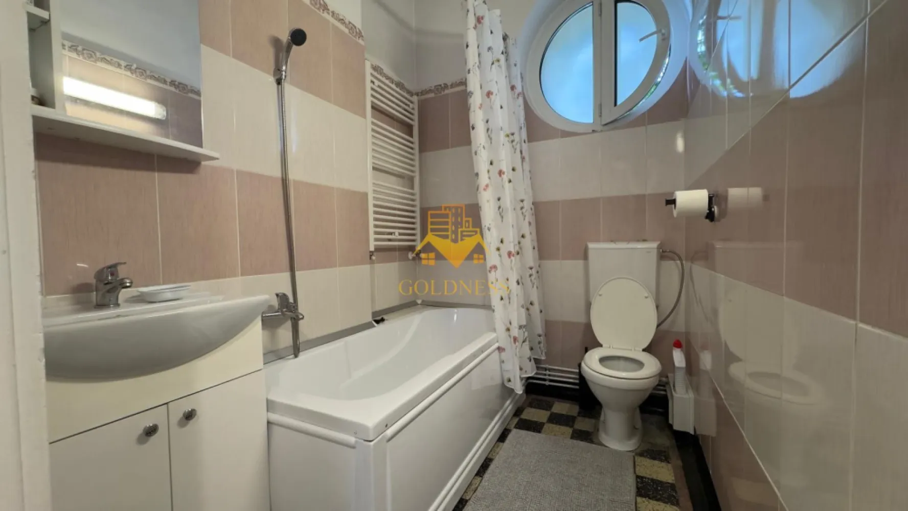 Apartament Decomandat, Ultracentral, Baritiu, Opera Maghiara, UTCN,UMF - GOLDNESS Imobiliare vă propune spre închiriere un apartament decomandat cu 1 camere complet mobilat și utilat, la etajul 1 într-un imobil de 3 etaje, în zona Ultracentrală, în apropierea Operei Maghiare și a străzii Barițiu.
Apartamentul are o suprafață de 50 mp și este compartimentat astfel:

 * Dormitor: pat matrimonial, dressing, comodă TV, televizor și birou.

 * Bucătărie: aragaz, hotă, frigider, masă dining și canapea.

 * Baie: cadă de duș.

 * Hol și spațiu de depozitare.

 * Imobilul dispune de centrală proprie și oferă acces la o curte comună.

Se află în apropierea stațiilor de transport în comun, magazine, restaurante, spații verzi, farmacii, etc.

Dacă sunteți interesați de acest apartament și doriți să îl vizionați, dar și pentru alte oferte nu ezitați să ne contactați telefonic sau prin e-mail. Vă stăm la dispoziție!
Pentru intermediere se percepe un comision de 50% din prețul chiriei.