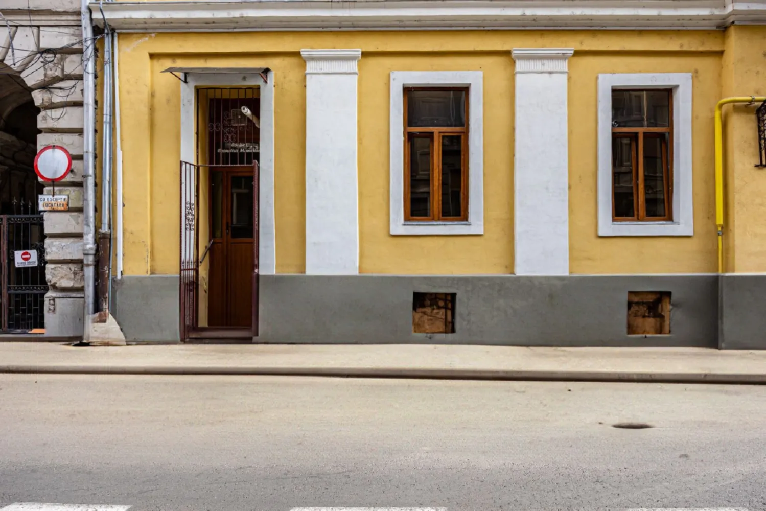 Spațiu comercial strada Episcopiei nr 1, Pregătit pt afacerea ta! - Vă propun spre achiziție un spațiu comercial într-o locație cu vad intens și accesibilitate maximă?

Suprafața interioara a spațiului este de cca. 75 mp utili, situat la doar câțiva pași de Bulevardul Revoluției, Primaria Arad, una dintre cele mai circulate și apreciate zone ale orașului. 
Locația oferă acces direct din stradă, ideal pentru atragerea clienților cât și acces secundar din curtea imobilului.

Spațiul este amenajat pentru a funcționa ca salon de înfrumusețare, având branșamente la apă și scurgere, dar se poate adapta ușor pentru: magazin, cabinet medical, birou sau reprezentanță. 

Vizibilitatea excelentă și fluxul constant de pietoni și mașini transformă acest imobil într-o investiție sigură și profitabilă.

Nu rata ocazia de a-ți dezvolta afacerea într-un spațiu central, cu vad garantat!
📞 Contactează-mă telefonic Andrei Caracioni, 0757 662 907 pentru detalii și programarea unei vizionări.

Nu dispui de toată suma? Te ajutăm noi gratuit! Îți obținem oferte de la 16 bănci.

Ai o proprietate de vânzare în Arad și vrei să știi cât valorează cu adevărat?
Sună-mă pentru o evaluare gratuită, fără obligații.

Birou: ACASĂ | Agenție imobiliară Arad
Bulevardul Decebal 2, Arad 310133

Cod proprietaate: CP2674396