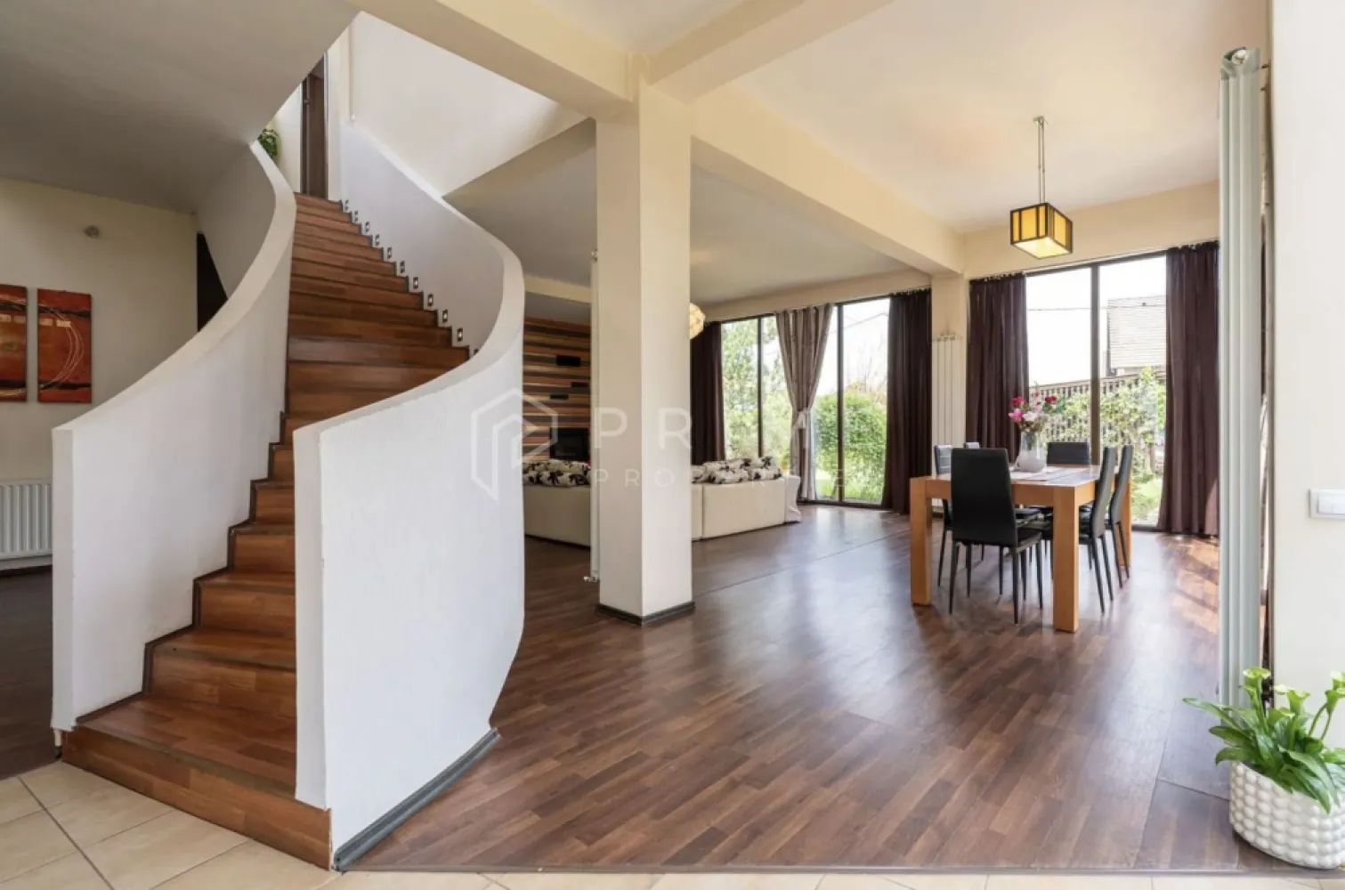 Vilă cu design și dotări deosebite de vânzare - Această vilă superbă de vânzare este amplasată într-un cartier rezidențial select având o curte cu o suprafața totala de 850 mp. Casa are o suprafața utila de 360 mp si o terasa de 50 mp.

Compartimeantarea vilei este astfel:
Parter: living de 80mp cu zona de dinning, bucătărie cu insulă stil american, birou, sala fitness, camera tehnica, baie, terasa la ieșire din bucătărie. Livingul este dotat cu șemineu care este conectat la calorifere. Terasa este amenajata cu masa pentru 10 persoane si grătar zidit. In curte se afla si o căsuță din lemn pentru copii. Casa se poate recompartimenta foarte ușor fiind cu pereți de ghips carton.
Etaj: 3 dormitoare, fiecare având câte o baia proprie și un dressing.

Toată structura casei dispune de izolare termica, geamuri termopan. Fiecare camera este dotata cu aer condiționat. Încălzirea casei se face prin centrala termica Viessman pe gaz si cu ajutorul șemineului pe lemne legat la calorifere. De asemenea, casa este dotata cu sistem de panouri fotovoltaice cu o capacitate de 1000 kW/luna, fiind aproape independenta din punct de vedere energetic.

Casa dispune de poarta automatizata, de sistem de alarma si de sistem de supraveghere video cu înregistrare.
Parcare pentru 2 mașini având copertina si suprafața pavata pentru încă 2 mașini.
Casa este legata la sistemul de canalizare si apa. In curte exista si o fântâna cu hidrofor care deservește sistemul de irigații automatizat.

Casa se vinde mobilata si utilata cu următoarele electrocasnice: cuptor electric, plita cu inducție, combina frigorifica, hota, mașină de spălat rufe, mașină de spălat vase , 4 aparate aer condiționat, 4 TV (dintre care 3 smart). 

Vila este realizata după proiectul Art Collectors Residence by Harriri Pontarini.

Pentru mai multe detalii și pentru a programa o vizionare, nu ezita să ne contactezi – suntem aici să te ghidăm cu profesionalism spre alegerea potrivită.

Pentru clienții cumpărători, comisionul este 0%.
La Prime Properties, fiecare tranzacție înseamnă mai mult decât o simplă achiziție – este un proces complet, în care colaborăm cu cei mai buni profesioniști: notari, avocați, designeri, arhitecți, evaluatori, specialiști în certificate energetice, consultanți de credite imobiliare.
Astfel, atunci când alegi o proprietate prin noi, primești la pachet și siguranță, transparență și servicii impecabile pe tot parcursul drumului tău către casa ideală.
Ne dedicăm 100% fiecărui client, iar asta se reflectă în rezultate și în încrederea pe care o primim înapoi prin recomandările lor.
Proprietatea aceasta nu se potrivește exact nevoilor tale?
Lasă-ne să îți găsim alternativa potrivită. Agentul nostru îți va oferi soluții avantajoase și adaptate stilului tău de viață.
📞 Contactează-ne astăzi. Până acum nu am dezamăgit niciun client – și nu vom începe cu tine.