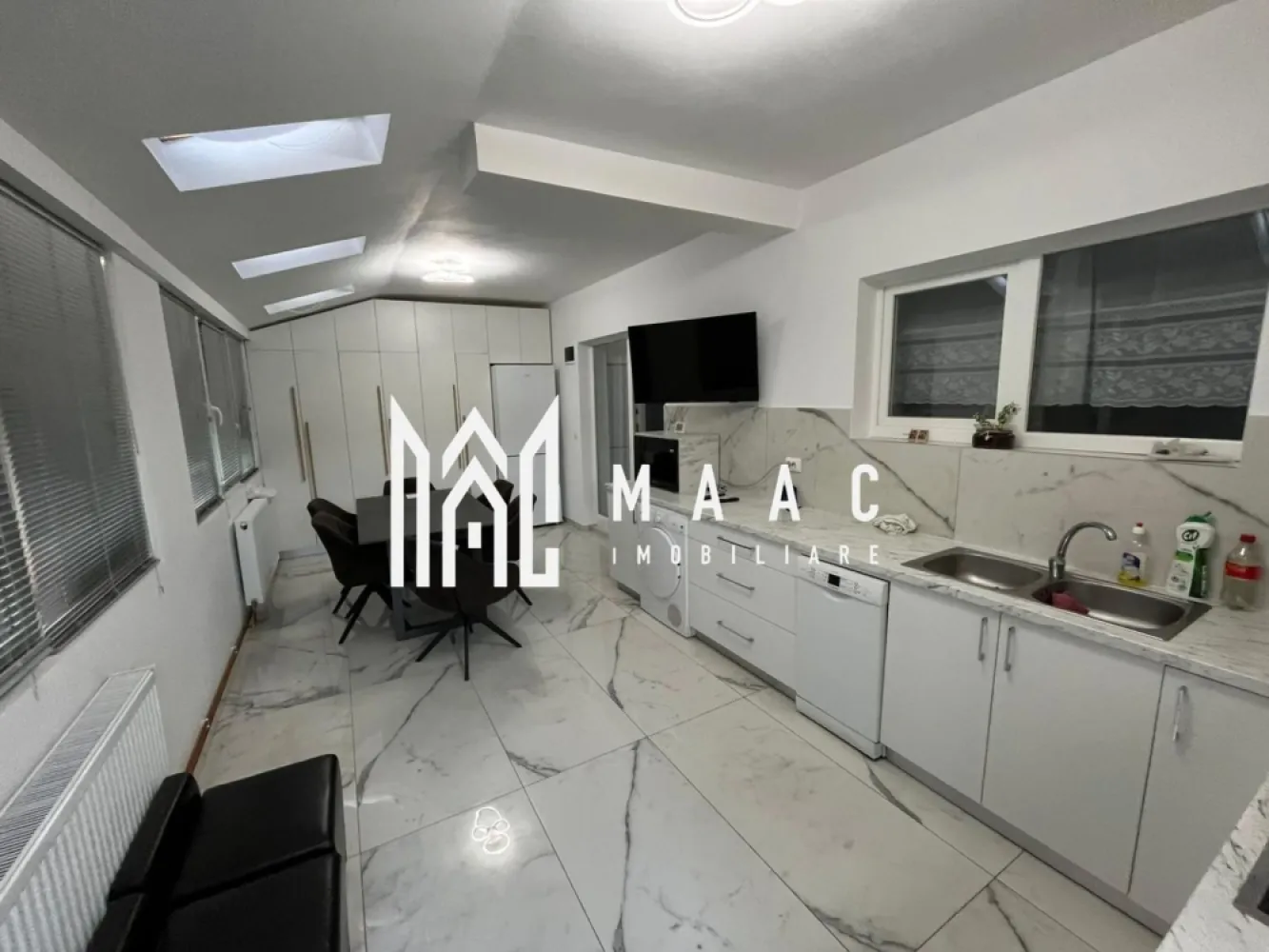Casă 5 camere duplex | Viile Sibiului | 108 mp, teren 225 mp - Casă tip duplex cu 5 camere în zona Viile Sibiului, cu 108 mp utili și teren de 225 mp, potrivită pentru locuire imediată într-o zonă rezidențială din județul Sibiu.

Detalii proprietate:
• Suprafață utilă: 108 mp
• Teren aferent: 225 mp, cu curte liberă de aproximativ 160 mp utili
• Compartimentare: parter cu living, dining, bucătărie, dormitor și baie de serviciu; etaj cu 3 dormitoare cu ieșire pe balcon și baie
• 4 dormitoare, 2 băi, 1 bucătărie
• Casă finisată, cu interior ultrafinisat
• An construcție: 2018
• Structură din cărămidă și acoperiș din țiglă
• 2 locuri de parcare și 2 balcoane
• Se vinde mobilată și utilată

Contactați echipa MAAC Imobiliare pentru o vizionare și mai multe detalii. Cod anunț CP3168888.

Conținut optimizat cu AI, aprobat de agent uman.