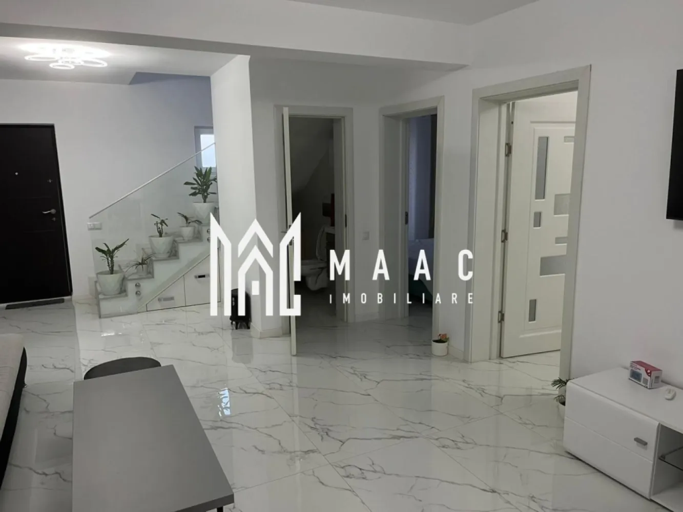 Casă 5 camere duplex | Viile Sibiului | 108 mp, teren 225 mp - Casă tip duplex cu 5 camere în zona Viile Sibiului, cu 108 mp utili și teren de 225 mp, potrivită pentru locuire imediată într-o zonă rezidențială din județul Sibiu.

Detalii proprietate:
• Suprafață utilă: 108 mp
• Teren aferent: 225 mp, cu curte liberă de aproximativ 160 mp utili
• Compartimentare: parter cu living, dining, bucătărie, dormitor și baie de serviciu; etaj cu 3 dormitoare cu ieșire pe balcon și baie
• 4 dormitoare, 2 băi, 1 bucătărie
• Casă finisată, cu interior ultrafinisat
• An construcție: 2018
• Structură din cărămidă și acoperiș din țiglă
• 2 locuri de parcare și 2 balcoane
• Se vinde mobilată și utilată

Contactați echipa MAAC Imobiliare pentru o vizionare și mai multe detalii. Cod anunț CP3168888.

Conținut optimizat cu AI, aprobat de agent uman.