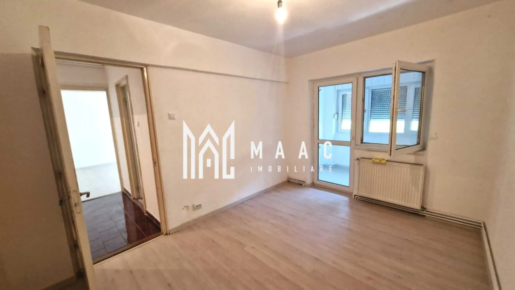 Apartament 2 camere | Etaj 2 | Decomandat | 51 MP | Ciresica - Apartament de vânzare în Sibiu, cu 2 camere decomandate, situat în zona Hipodrom 4, pe Calea Cisnădiei, la etajul 2 al unui imobil finalizat. Proprietatea oferă 51 mp utili, balcon închis și spații de depozitare, fiind potrivită pentru locuire imediată.

Detalii proprietate:
• Suprafață utilă: 51 mp
• Suprafață construită: 61 mp
• Compartimentare: decomandat
• Etaj 2 din 4
• An construcție: 1980
• Stare interioară: bună
• Balcon închis
• 2 spații de depozitare
• Centrală proprie
• Bucătărie separată, cu pardoseală din gresie
• Imobil finalizat, structură din cărămidă

Apartamentul este situat pe Calea Cisnădiei nr. 20, în zona Hipodrom 4 din Sibiu, în blocul cu Dr. Max. Poziționarea îl plasează într-o zonă urbană, ușor de reperat.

Pentru detalii suplimentare și programarea unei vizionări, contactează echipa MAAC Imobiliare și menționează Cod anunț CP3180067.

Conținut optimizat cu AI, aprobat de agent uman.