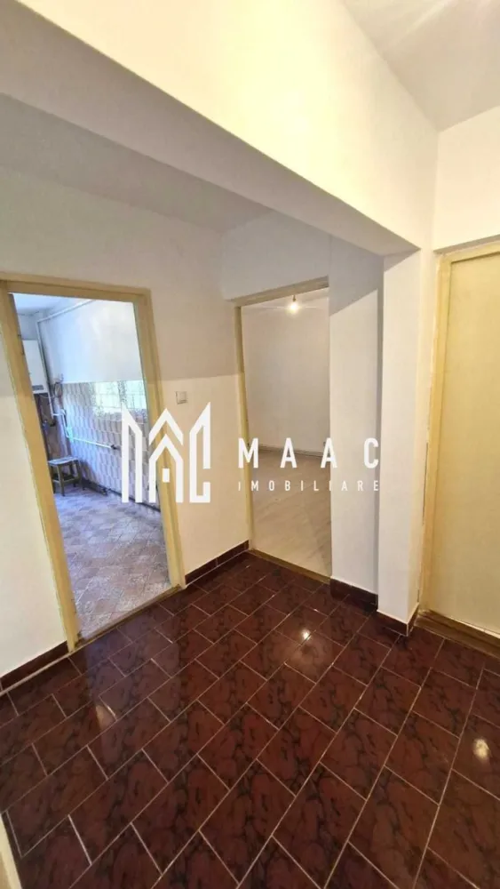 Apartament 2 camere | Etaj 2 | Decomandat | 51 MP | Ciresica - Apartament de vânzare în Sibiu, cu 2 camere decomandate, situat în zona Hipodrom 4, pe Calea Cisnădiei, la etajul 2 al unui imobil finalizat. Proprietatea oferă 51 mp utili, balcon închis și spații de depozitare, fiind potrivită pentru locuire imediată.

Detalii proprietate:
• Suprafață utilă: 51 mp
• Suprafață construită: 61 mp
• Compartimentare: decomandat
• Etaj 2 din 4
• An construcție: 1980
• Stare interioară: bună
• Balcon închis
• 2 spații de depozitare
• Centrală proprie
• Bucătărie separată, cu pardoseală din gresie
• Imobil finalizat, structură din cărămidă

Apartamentul este situat pe Calea Cisnădiei nr. 20, în zona Hipodrom 4 din Sibiu, în blocul cu Dr. Max. Poziționarea îl plasează într-o zonă urbană, ușor de reperat.

Pentru detalii suplimentare și programarea unei vizionări, contactează echipa MAAC Imobiliare și menționează Cod anunț CP3180067.

Conținut optimizat cu AI, aprobat de agent uman.