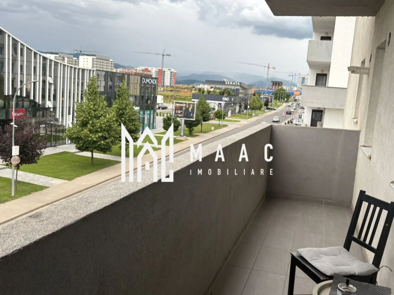 Apartament 2 camere de închiriat | Sibiu Hipodrom 3 | decomandat, parcare - Apartament 2 camere de închiriat în Sibiu, pe strada Doamna Stanca, în zona Hipodrom 3, cu 50 mp utili, compartimentare decomandată, balcon și loc de parcare inclus.

Detalii proprietate:
• Suprafață utilă: 50 mp
• Suprafață construită: 70 mp
• Compartimentare: decomandat
• Configurație: living, dormitor, bucătărie, baie, hol
• Etaj 2 din 6
• An construcție: 2018
• Stare interioară: finisat modern
• Complet mobilat
• Balcon de 7 mp
• 1 loc de parcare
• Lift în imobil
• Orientare Nord-Est
• Disponibil imediat

Zona Doamna Stanca oferă acces facil către Shopping City, centre comerciale, supermarketuri, farmacii, săli de fitness, școli și mijloace de transport, fiind o alegere practică pentru locuire într-un imobil modern din Sibiu.

Contactați echipa MAAC Imobiliare pentru o vizionare și pentru mai multe informații. Cod anunț CP3180322.