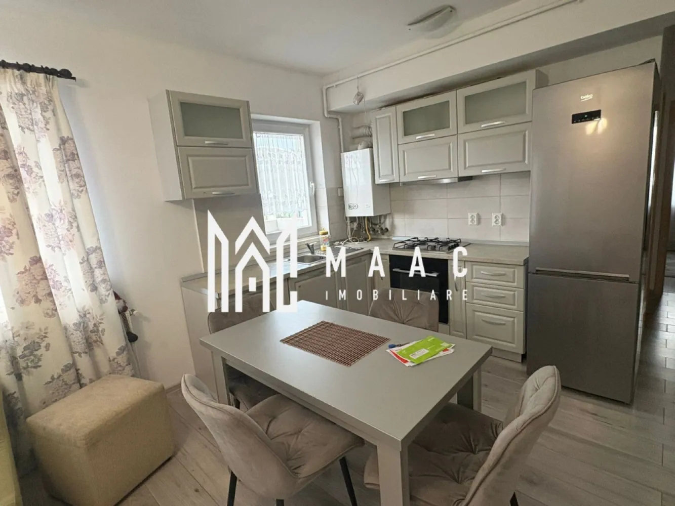 Apartament 2 camere de închiriat | Sibiu Hipodrom 3 | decomandat, parcare - Apartament 2 camere de închiriat în Sibiu, pe strada Doamna Stanca, în zona Hipodrom 3, cu 50 mp utili, compartimentare decomandată, balcon și loc de parcare inclus.

Detalii proprietate:
• Suprafață utilă: 50 mp
• Suprafață construită: 70 mp
• Compartimentare: decomandat
• Configurație: living, dormitor, bucătărie, baie, hol
• Etaj 2 din 6
• An construcție: 2018
• Stare interioară: finisat modern
• Complet mobilat
• Balcon de 7 mp
• 1 loc de parcare
• Lift în imobil
• Orientare Nord-Est
• Disponibil imediat

Zona Doamna Stanca oferă acces facil către Shopping City, centre comerciale, supermarketuri, farmacii, săli de fitness, școli și mijloace de transport, fiind o alegere practică pentru locuire într-un imobil modern din Sibiu.

Contactați echipa MAAC Imobiliare pentru o vizionare și pentru mai multe informații. Cod anunț CP3180322.