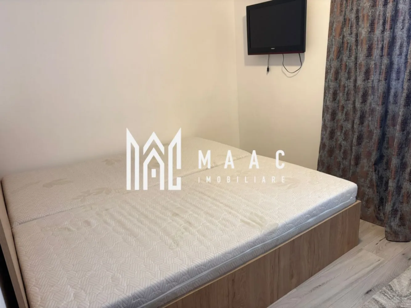 Apartament 2 camere de închiriat | Sibiu Hipodrom 3 | decomandat, parcare - Apartament 2 camere de închiriat în Sibiu, pe strada Doamna Stanca, în zona Hipodrom 3, cu 50 mp utili, compartimentare decomandată, balcon și loc de parcare inclus.

Detalii proprietate:
• Suprafață utilă: 50 mp
• Suprafață construită: 70 mp
• Compartimentare: decomandat
• Configurație: living, dormitor, bucătărie, baie, hol
• Etaj 2 din 6
• An construcție: 2018
• Stare interioară: finisat modern
• Complet mobilat
• Balcon de 7 mp
• 1 loc de parcare
• Lift în imobil
• Orientare Nord-Est
• Disponibil imediat

Zona Doamna Stanca oferă acces facil către Shopping City, centre comerciale, supermarketuri, farmacii, săli de fitness, școli și mijloace de transport, fiind o alegere practică pentru locuire într-un imobil modern din Sibiu.

Contactați echipa MAAC Imobiliare pentru o vizionare și pentru mai multe informații. Cod anunț CP3180322.