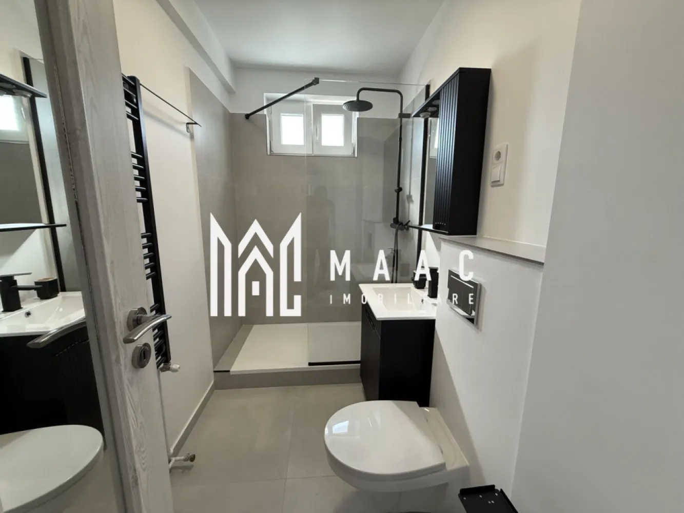Apartament 2 camere decomandat | Cedonia, Sibiu | 53 mp, balcon, etaj 2 - Apartament de închiriat în Sibiu, zona Cedonia, cu 2 camere decomandate, 53 mp utili și balcon, potrivit pentru locuire pe termen lung într-un cartier cu acces facil la punctele de interes din oraș.

Detalii proprietate:
• Suprafață utilă: 53 mp
• Suprafață construită: 63 mp
• Compartimentare: 2 camere decomandate, cu balcon și hol spațios
• Etaj 2 din 4
• An construcție: 1980
• Stare interioară: nou
• Confort 1
• Locuința este izolată termic și dispune de centrală proprie
• Apartamentul se închiriază pe termen lung
• Nu se acceptă animale de companie
• Se percepe garanție echivalentul unei chirii lunare

Zona Cedonia din Sibiu este apreciată pentru accesul facil către mijloace de transport, supermarketuri, școli și grădinițe, ceea ce face proprietatea practică pentru un stil de viață urban bine conectat.

Pentru mai multe detalii și pentru programarea unei vizionări, contactați echipa MAAC Imobiliare și menționați Cod anunț CP3180667.