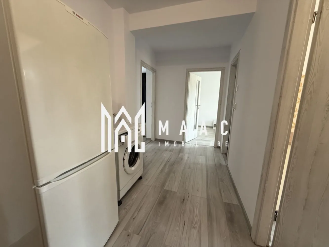 Apartament 2 camere decomandat | Cedonia, Sibiu | 53 mp, balcon, etaj 2 - Apartament de închiriat în Sibiu, zona Cedonia, cu 2 camere decomandate, 53 mp utili și balcon, potrivit pentru locuire pe termen lung într-un cartier cu acces facil la punctele de interes din oraș.

Detalii proprietate:
• Suprafață utilă: 53 mp
• Suprafață construită: 63 mp
• Compartimentare: 2 camere decomandate, cu balcon și hol spațios
• Etaj 2 din 4
• An construcție: 1980
• Stare interioară: nou
• Confort 1
• Locuința este izolată termic și dispune de centrală proprie
• Apartamentul se închiriază pe termen lung
• Nu se acceptă animale de companie
• Se percepe garanție echivalentul unei chirii lunare

Zona Cedonia din Sibiu este apreciată pentru accesul facil către mijloace de transport, supermarketuri, școli și grădinițe, ceea ce face proprietatea practică pentru un stil de viață urban bine conectat.

Pentru mai multe detalii și pentru programarea unei vizionări, contactați echipa MAAC Imobiliare și menționați Cod anunț CP3180667.