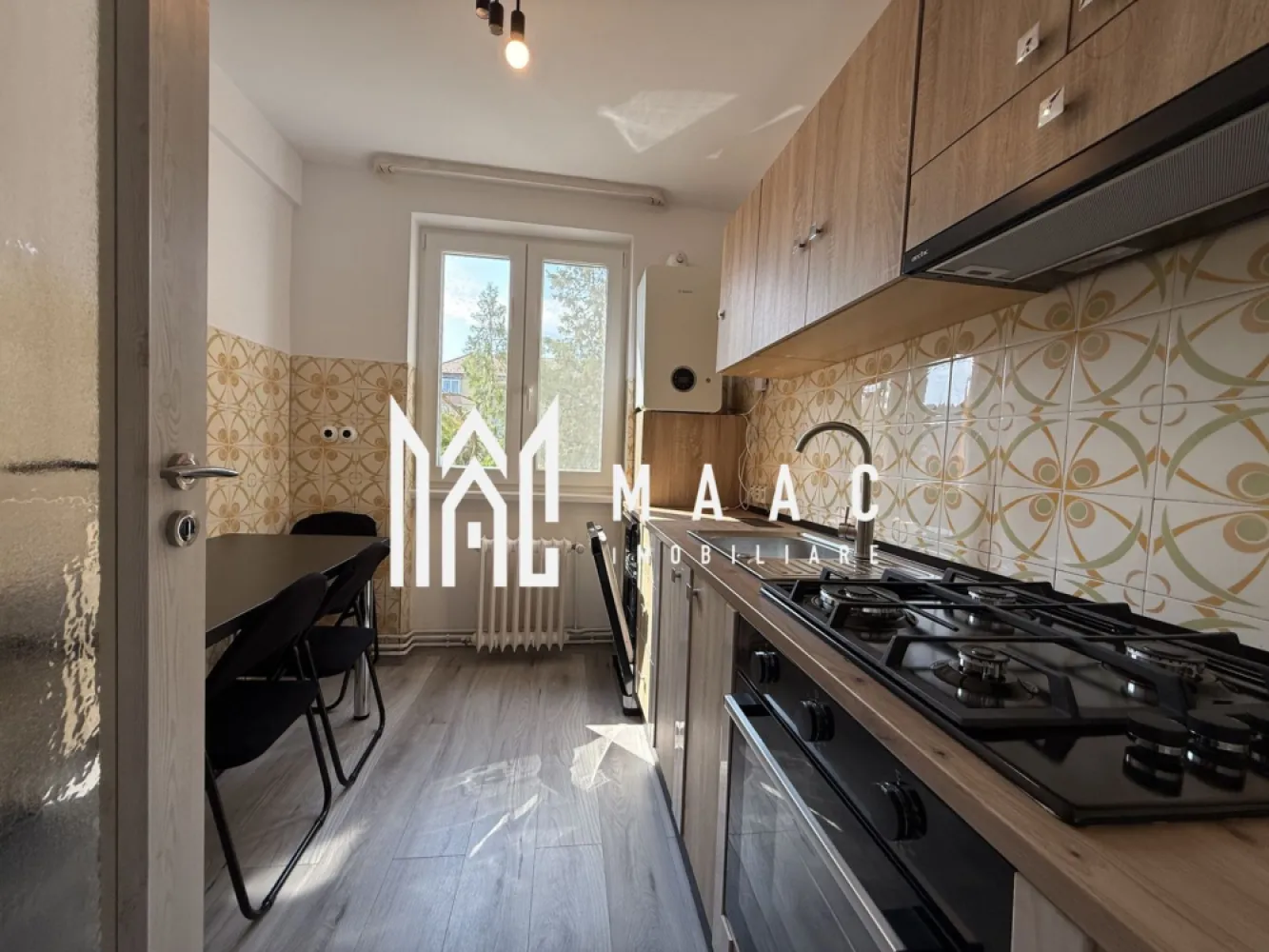 Apartament 2 camere decomandat | Cedonia, Sibiu | 53 mp, balcon, etaj 2 - Apartament de închiriat în Sibiu, zona Cedonia, cu 2 camere decomandate, 53 mp utili și balcon, potrivit pentru locuire pe termen lung într-un cartier cu acces facil la punctele de interes din oraș.

Detalii proprietate:
• Suprafață utilă: 53 mp
• Suprafață construită: 63 mp
• Compartimentare: 2 camere decomandate, cu balcon și hol spațios
• Etaj 2 din 4
• An construcție: 1980
• Stare interioară: nou
• Confort 1
• Locuința este izolată termic și dispune de centrală proprie
• Apartamentul se închiriază pe termen lung
• Nu se acceptă animale de companie
• Se percepe garanție echivalentul unei chirii lunare

Zona Cedonia din Sibiu este apreciată pentru accesul facil către mijloace de transport, supermarketuri, școli și grădinițe, ceea ce face proprietatea practică pentru un stil de viață urban bine conectat.

Pentru mai multe detalii și pentru programarea unei vizionări, contactați echipa MAAC Imobiliare și menționați Cod anunț CP3180667.