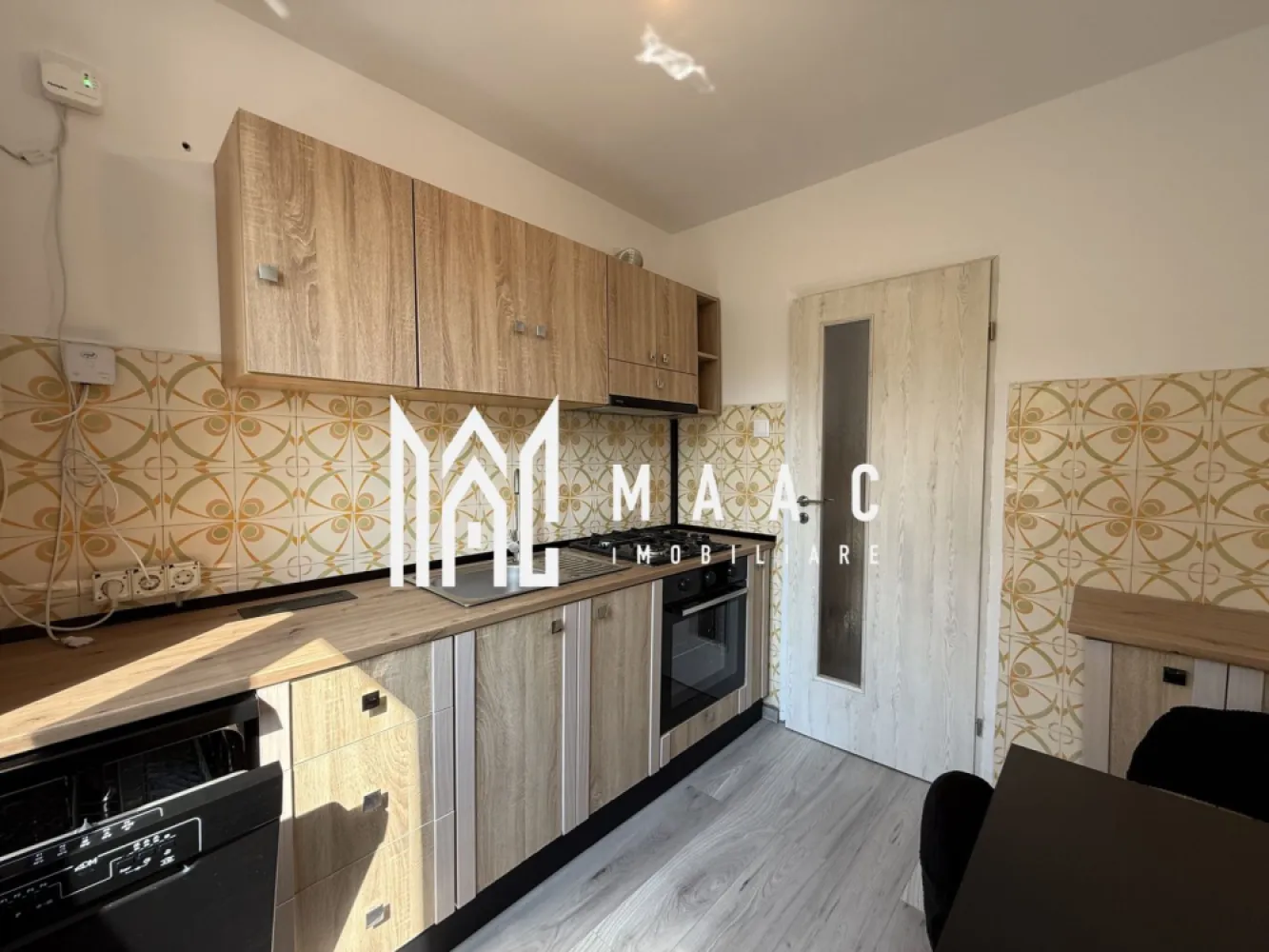 Apartament 2 camere decomandat | Cedonia, Sibiu | 53 mp, balcon, etaj 2 - Apartament de închiriat în Sibiu, zona Cedonia, cu 2 camere decomandate, 53 mp utili și balcon, potrivit pentru locuire pe termen lung într-un cartier cu acces facil la punctele de interes din oraș.

Detalii proprietate:
• Suprafață utilă: 53 mp
• Suprafață construită: 63 mp
• Compartimentare: 2 camere decomandate, cu balcon și hol spațios
• Etaj 2 din 4
• An construcție: 1980
• Stare interioară: nou
• Confort 1
• Locuința este izolată termic și dispune de centrală proprie
• Apartamentul se închiriază pe termen lung
• Nu se acceptă animale de companie
• Se percepe garanție echivalentul unei chirii lunare

Zona Cedonia din Sibiu este apreciată pentru accesul facil către mijloace de transport, supermarketuri, școli și grădinițe, ceea ce face proprietatea practică pentru un stil de viață urban bine conectat.

Pentru mai multe detalii și pentru programarea unei vizionări, contactați echipa MAAC Imobiliare și menționați Cod anunț CP3180667.
