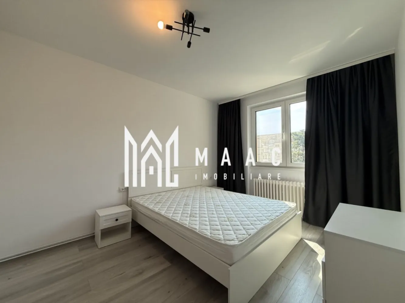 Apartament 2 camere decomandat | Cedonia, Sibiu | 53 mp, balcon, etaj 2 - Apartament de închiriat în Sibiu, zona Cedonia, cu 2 camere decomandate, 53 mp utili și balcon, potrivit pentru locuire pe termen lung într-un cartier cu acces facil la punctele de interes din oraș.

Detalii proprietate:
• Suprafață utilă: 53 mp
• Suprafață construită: 63 mp
• Compartimentare: 2 camere decomandate, cu balcon și hol spațios
• Etaj 2 din 4
• An construcție: 1980
• Stare interioară: nou
• Confort 1
• Locuința este izolată termic și dispune de centrală proprie
• Apartamentul se închiriază pe termen lung
• Nu se acceptă animale de companie
• Se percepe garanție echivalentul unei chirii lunare

Zona Cedonia din Sibiu este apreciată pentru accesul facil către mijloace de transport, supermarketuri, școli și grădinițe, ceea ce face proprietatea practică pentru un stil de viață urban bine conectat.

Pentru mai multe detalii și pentru programarea unei vizionări, contactați echipa MAAC Imobiliare și menționați Cod anunț CP3180667.