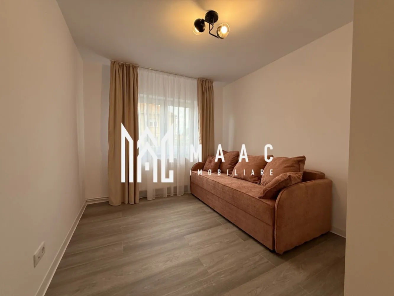 Apartament de vanzare Sibiu 3 camere decomandat | Turnișor | 65 mp, parter - Apartament cu 3 camere decomandat, situat în Turnișor, Sibiu, pe Șoseaua Alba Iulia, cu 65 mp utili și poziționare la parter, potrivit pentru locuire imediată.

Detalii proprietate:
• Suprafață utilă: 65 mp, suprafață construită 78 mp
• Compartimentare: hol de acces, living, bucătărie separată, 2 dormitoare și baie
• Situat la parterul unui imobil cu 4 etaje, construcție finalizată în 1980
• Interior nou, confort 1, orientare sud
• Pivniță inclusă, utilă pentru depozitare

Apartamentul este amplasat în cartierul Turnișor, pe Șoseaua Alba Iulia, într-o zonă liniștită și bine conectată din Sibiu, cu acces facil către punctele de interes urbane.

Cod anunț CP3180763. Contactați echipa MAAC Imobiliare pentru detalii suplimentare și pentru programarea unei vizionări.
