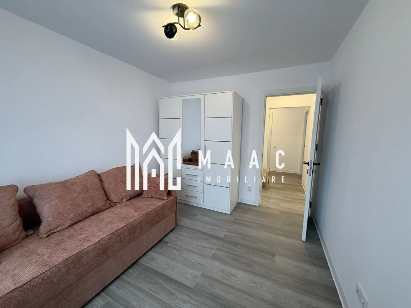 Apartament de vanzare Sibiu 3 camere decomandat | Turnișor | 65 mp, parter - Apartament cu 3 camere decomandat, situat în Turnișor, Sibiu, pe Șoseaua Alba Iulia, cu 65 mp utili și poziționare la parter, potrivit pentru locuire imediată.

Detalii proprietate:
• Suprafață utilă: 65 mp, suprafață construită 78 mp
• Compartimentare: hol de acces, living, bucătărie separată, 2 dormitoare și baie
• Situat la parterul unui imobil cu 4 etaje, construcție finalizată în 1980
• Interior nou, confort 1, orientare sud
• Pivniță inclusă, utilă pentru depozitare

Apartamentul este amplasat în cartierul Turnișor, pe Șoseaua Alba Iulia, într-o zonă liniștită și bine conectată din Sibiu, cu acces facil către punctele de interes urbane.

Cod anunț CP3180763. Contactați echipa MAAC Imobiliare pentru detalii suplimentare și pentru programarea unei vizionări.