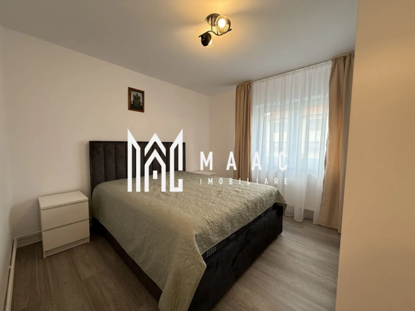 Apartament de vanzare Sibiu 3 camere decomandat | Turnișor | 65 mp, parter - Apartament cu 3 camere decomandat, situat în Turnișor, Sibiu, pe Șoseaua Alba Iulia, cu 65 mp utili și poziționare la parter, potrivit pentru locuire imediată.

Detalii proprietate:
• Suprafață utilă: 65 mp, suprafață construită 78 mp
• Compartimentare: hol de acces, living, bucătărie separată, 2 dormitoare și baie
• Situat la parterul unui imobil cu 4 etaje, construcție finalizată în 1980
• Interior nou, confort 1, orientare sud
• Pivniță inclusă, utilă pentru depozitare

Apartamentul este amplasat în cartierul Turnișor, pe Șoseaua Alba Iulia, într-o zonă liniștită și bine conectată din Sibiu, cu acces facil către punctele de interes urbane.

Cod anunț CP3180763. Contactați echipa MAAC Imobiliare pentru detalii suplimentare și pentru programarea unei vizionări.