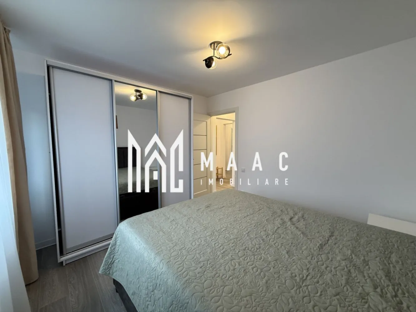 Apartament de vanzare Sibiu 3 camere decomandat | Turnișor | 65 mp, parter - Apartament cu 3 camere decomandat, situat în Turnișor, Sibiu, pe Șoseaua Alba Iulia, cu 65 mp utili și poziționare la parter, potrivit pentru locuire imediată.

Detalii proprietate:
• Suprafață utilă: 65 mp, suprafață construită 78 mp
• Compartimentare: hol de acces, living, bucătărie separată, 2 dormitoare și baie
• Situat la parterul unui imobil cu 4 etaje, construcție finalizată în 1980
• Interior nou, confort 1, orientare sud
• Pivniță inclusă, utilă pentru depozitare

Apartamentul este amplasat în cartierul Turnișor, pe Șoseaua Alba Iulia, într-o zonă liniștită și bine conectată din Sibiu, cu acces facil către punctele de interes urbane.

Cod anunț CP3180763. Contactați echipa MAAC Imobiliare pentru detalii suplimentare și pentru programarea unei vizionări.