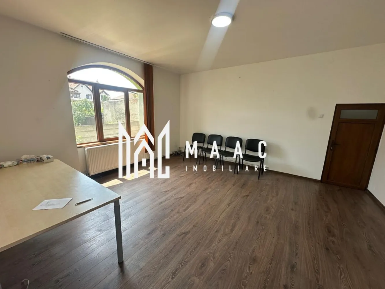 Spațiu birou 2 camere compartimentat | Central, Sibiu | 55 mp, parter - Spațiu de birou de închiriat în zona Centrală din Sibiu, cu 55 mp utili, compartimentare practică și acces facil către centrul orașului, potrivit pentru activități administrative.

Detalii proprietate:
• Suprafață utilă: 55 mp
• Compartimentare: 2 încăperi, bucătărie, 2 băi, hol
• Amplasat la parterul unei case
• An construcție: 1980
• Include terasă generoasă
• Configurația actuală permite utilizarea pentru birou, cabinet de consultanță, contabilitate sau alte activități administrative

Zonă și acces:
Proprietatea este situată pe Strada Oituz, în zona Centrală din Sibiu, cu poziționare bună și acces facil către centrul orașului.

Pentru detalii suplimentare și programarea unei vizionări, contactați echipa MAAC Imobiliare și menționați Cod anunț CP3180792.