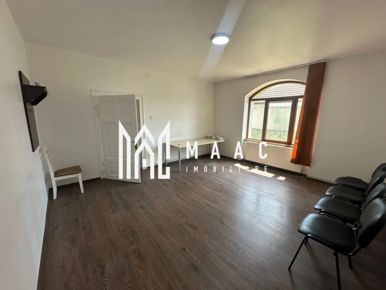 Spațiu birou 2 camere compartimentat | Central, Sibiu | 55 mp, parter - Spațiu de birou de închiriat în zona Centrală din Sibiu, cu 55 mp utili, compartimentare practică și acces facil către centrul orașului, potrivit pentru activități administrative.

Detalii proprietate:
• Suprafață utilă: 55 mp
• Compartimentare: 2 încăperi, bucătărie, 2 băi, hol
• Amplasat la parterul unei case
• An construcție: 1980
• Include terasă generoasă
• Configurația actuală permite utilizarea pentru birou, cabinet de consultanță, contabilitate sau alte activități administrative

Zonă și acces:
Proprietatea este situată pe Strada Oituz, în zona Centrală din Sibiu, cu poziționare bună și acces facil către centrul orașului.

Pentru detalii suplimentare și programarea unei vizionări, contactați echipa MAAC Imobiliare și menționați Cod anunț CP3180792.