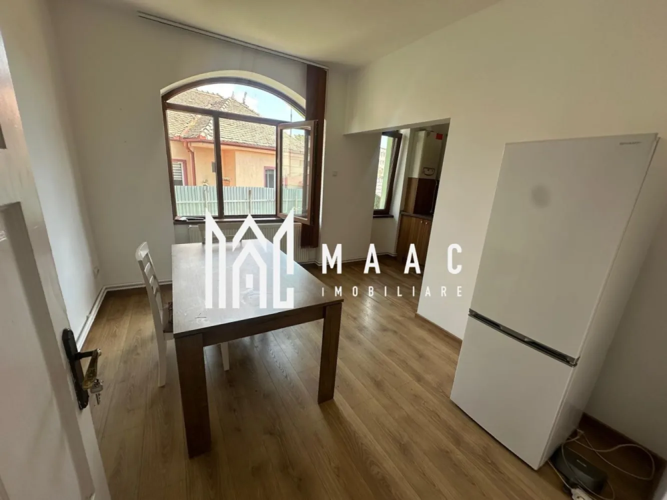 Spațiu birou 2 camere compartimentat | Central, Sibiu | 55 mp, parter - Spațiu de birou de închiriat în zona Centrală din Sibiu, cu 55 mp utili, compartimentare practică și acces facil către centrul orașului, potrivit pentru activități administrative.

Detalii proprietate:
• Suprafață utilă: 55 mp
• Compartimentare: 2 încăperi, bucătărie, 2 băi, hol
• Amplasat la parterul unei case
• An construcție: 1980
• Include terasă generoasă
• Configurația actuală permite utilizarea pentru birou, cabinet de consultanță, contabilitate sau alte activități administrative

Zonă și acces:
Proprietatea este situată pe Strada Oituz, în zona Centrală din Sibiu, cu poziționare bună și acces facil către centrul orașului.

Pentru detalii suplimentare și programarea unei vizionări, contactați echipa MAAC Imobiliare și menționați Cod anunț CP3180792.