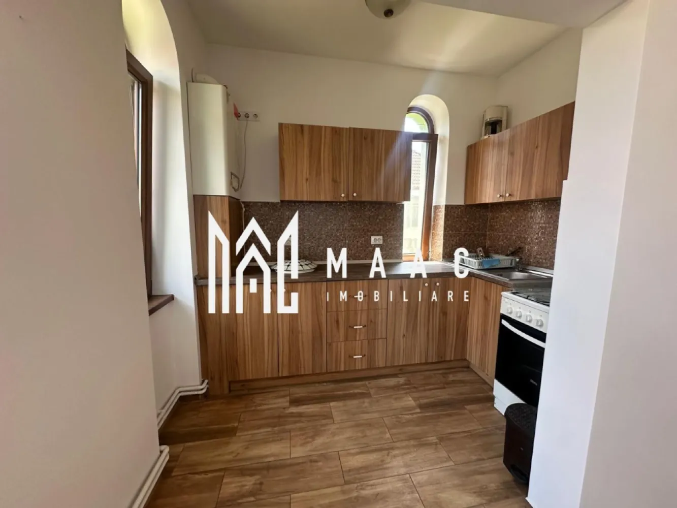 Spațiu birou 2 camere compartimentat | Central, Sibiu | 55 mp, parter - Spațiu de birou de închiriat în zona Centrală din Sibiu, cu 55 mp utili, compartimentare practică și acces facil către centrul orașului, potrivit pentru activități administrative.

Detalii proprietate:
• Suprafață utilă: 55 mp
• Compartimentare: 2 încăperi, bucătărie, 2 băi, hol
• Amplasat la parterul unei case
• An construcție: 1980
• Include terasă generoasă
• Configurația actuală permite utilizarea pentru birou, cabinet de consultanță, contabilitate sau alte activități administrative

Zonă și acces:
Proprietatea este situată pe Strada Oituz, în zona Centrală din Sibiu, cu poziționare bună și acces facil către centrul orașului.

Pentru detalii suplimentare și programarea unei vizionări, contactați echipa MAAC Imobiliare și menționați Cod anunț CP3180792.
