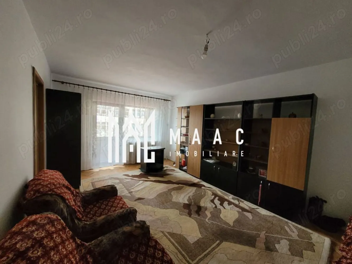 Garsoniera | Zona Centrala | Parc Zavoi | Renovata - MAAC Imobiliare vă propune spre vânzare o garsonieră modernă, complet renovată, situată în imediata apropiere a Parcului Zăvoi din Râmnicu Vâlcea.

Dacă ești în căutarea unei locuințe cochete, gata de mutat, ideală atât pentru locuit, cât și ca investiție excelentă pentru închiriere, această proprietate reprezintă opțiunea perfectă.

Detalii și specificații tehnice:
• Suprafață utilă: 32 mp
• Suprafață totală: 36 mp
• Etaj: 4 din 4 (beneficiază de pod/acoperiș, oferind izolație termică suplimentară și protecție)
• Configurație baie: Dotată cu fereastră pentru aerisire naturală
Stare interioară și dotări:
• Renovată integral în anul 2024: Instalații schimbate, finisaje moderne și materiale de calitate superioară.
• Mobilată și utilată complet: Se vinde exact cum se prezintă în fotografii, fiind pregătită pentru noii proprietari (mobilier modern, electrocasnice funcționale).
Avantajele blocului și locației:
• Eficiență energetică: Blocul este deja inclus în programul oficial de reabilitare termică totală, ceea ce va reduce costurile de întreținere și va spori confortul.
• Locație de top: Situată în zona Parcului Zăvoi, o zonă verde, liniștită și extrem de căutată, oferind acces rapid către centrul orașului, puncte comerciale, farmacii și zone de recreere.
 Pentru mai multe detalii contactati echipa MAAC Imobiliare, specificand CP 3181105