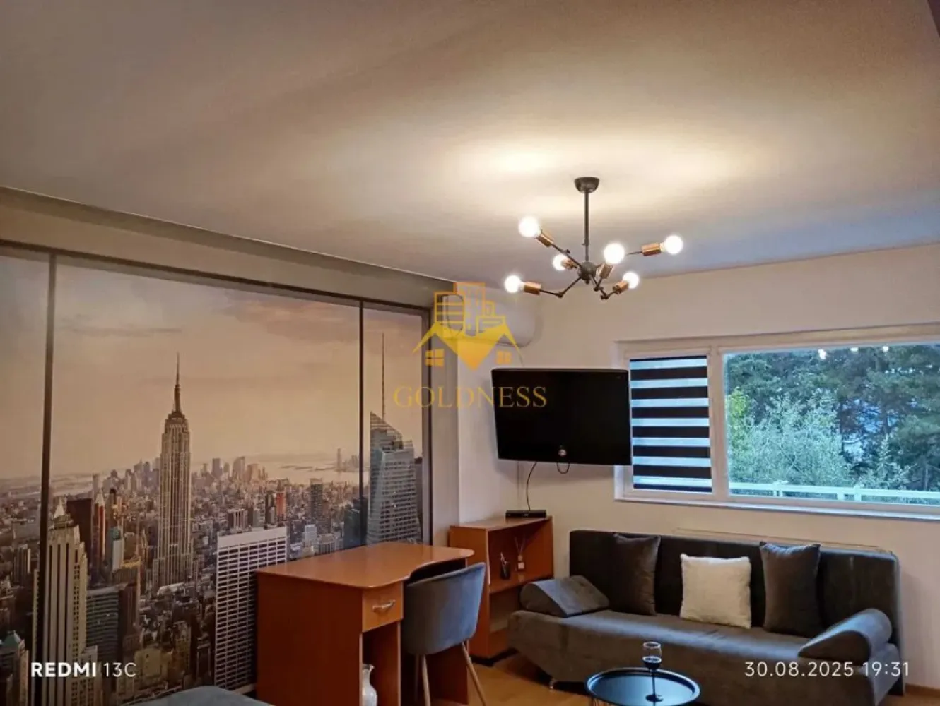 O camera decomandata, Zorilor, UMF, UTCN, Parcare, Observatorului, Mol - GOLDNESS Imobiliare vă propune spre închiriere un apartament cu 2 camere complet mobilat și utilat, la etajul 2 într-un imobil de 4 etaje, în Cartierul Zorilor.
Parcare inclusa!
Se află în apropierea stațiilor de transport în comun, magazine, restaurante, spații verzi, farmacii, etc. 

Apartamentul este compartimentat astfel:
 - dormitor cu pat matrimonial, dressing, noptiere, iesire pe balcon
 - bucatarie complet utilată și mobilată, iesire pe balcon
 - baie cu dus walk-in, calorifer port prosop și dulap pentru depozitare.
 -balcon de 10 mp.

Imobilul este dotat cu toate cele necesare- centrală proprie, frigider, aragaz, hotă, mașină de spălat haine, etc. 

Dacă sunteți interesați de acest apartament și doriți să îl vizionați, dar și pentru alte oferte nu ezitați să ne contactați telefonic sau prin e-mail. Vă stăm la dispoziție!
Pentru intermediere se percepe un comision de 50% din prețul chiriei!