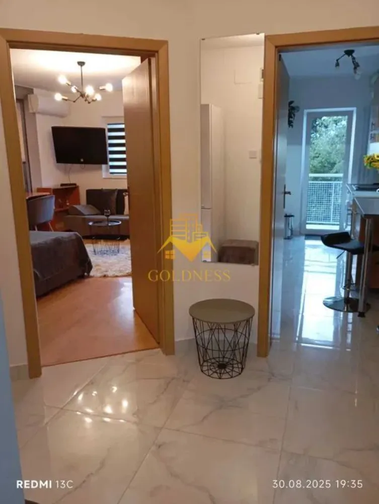 O camera decomandata, Zorilor, UMF, UTCN, Parcare, Observatorului, Mol - GOLDNESS Imobiliare vă propune spre închiriere un apartament cu 2 camere complet mobilat și utilat, la etajul 2 într-un imobil de 4 etaje, în Cartierul Zorilor.
Parcare inclusa!
Se află în apropierea stațiilor de transport în comun, magazine, restaurante, spații verzi, farmacii, etc. 

Apartamentul este compartimentat astfel:
 - dormitor cu pat matrimonial, dressing, noptiere, iesire pe balcon
 - bucatarie complet utilată și mobilată, iesire pe balcon
 - baie cu dus walk-in, calorifer port prosop și dulap pentru depozitare.
 -balcon de 10 mp.

Imobilul este dotat cu toate cele necesare- centrală proprie, frigider, aragaz, hotă, mașină de spălat haine, etc. 

Dacă sunteți interesați de acest apartament și doriți să îl vizionați, dar și pentru alte oferte nu ezitați să ne contactați telefonic sau prin e-mail. Vă stăm la dispoziție!
Pentru intermediere se percepe un comision de 50% din prețul chiriei!