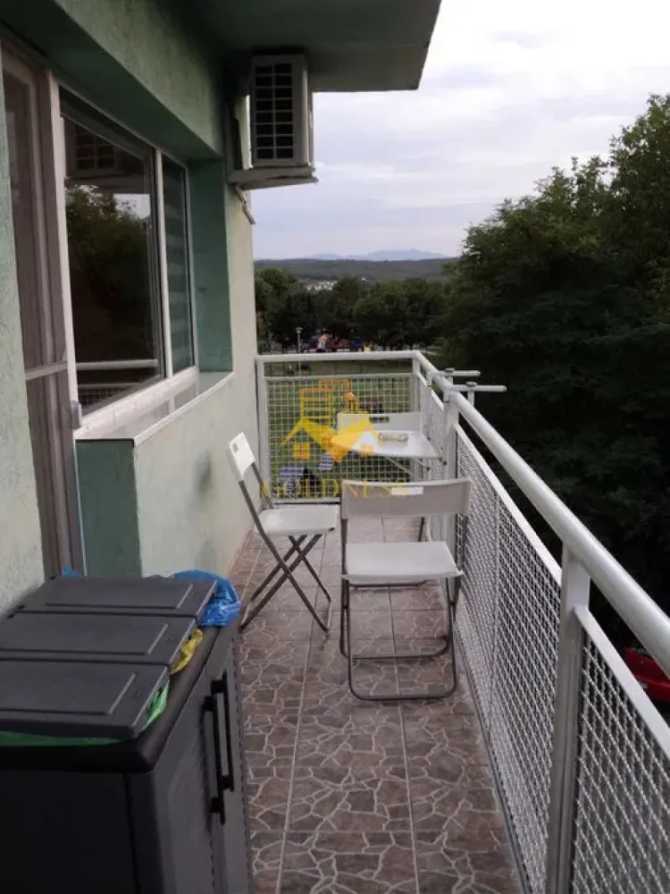 O camera decomandata, Zorilor, UMF, UTCN, Parcare, Observatorului, Mol - GOLDNESS Imobiliare vă propune spre închiriere un apartament cu 2 camere complet mobilat și utilat, la etajul 2 într-un imobil de 4 etaje, în Cartierul Zorilor.
Parcare inclusa!
Se află în apropierea stațiilor de transport în comun, magazine, restaurante, spații verzi, farmacii, etc. 

Apartamentul este compartimentat astfel:
 - dormitor cu pat matrimonial, dressing, noptiere, iesire pe balcon
 - bucatarie complet utilată și mobilată, iesire pe balcon
 - baie cu dus walk-in, calorifer port prosop și dulap pentru depozitare.
 -balcon de 10 mp.

Imobilul este dotat cu toate cele necesare- centrală proprie, frigider, aragaz, hotă, mașină de spălat haine, etc. 

Dacă sunteți interesați de acest apartament și doriți să îl vizionați, dar și pentru alte oferte nu ezitați să ne contactați telefonic sau prin e-mail. Vă stăm la dispoziție!
Pentru intermediere se percepe un comision de 50% din prețul chiriei!