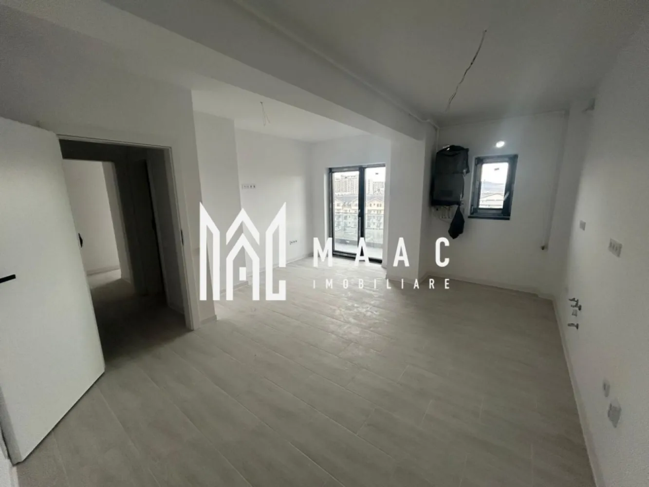 Apartament 2 camere | Etaj 3 | Doamna Stanca - MAAC Imobiliare vă propune spre vânzare un apartament modern cu 2 camere, situat într-un bloc nou, ideal pentru locuit sau investiție., in zona Doamna Stanca. Proprietatea are o suprafață de 55,1 mp, este compartimentată eficient și cuprinde living luminos, dormitor, bucătărie, baie, hol și balcon. Apartamentul este amplasat la etajul 3, într-un imobil bine poziționat, oferind confort, liniște și acces facil către punctele de interes. Locul de parcare este inclus în preț, un avantaj important pentru confortul zilnic. Se poate preda la stadiul „LA CHEIE”, astfel încât să vă puteți muta imediat, la prețul de 93.800 € + TVA O alegere excelentă pentru cei care caută un apartament nou, modern și gata de mutare! Pentru mai multe informatii si pentru a programa o vizionare, va rugam specificati ID: CP2903613 }}
