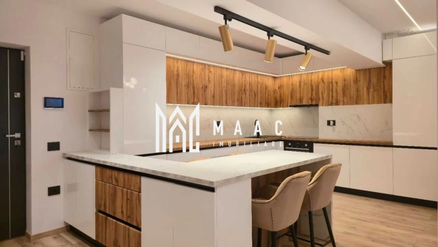 Apartament 2 camere de inchiriat | Selimbar, Sibiu | 77 mp, terasa, parcare - Apartament cu 2 camere disponibil pentru închiriere în Șelimbăr, aproape de zona Mihai Viteazu și Shopping City Sibiu, cu 77 mp utili, terasă mobilată și loc de parcare privat.

Detalii proprietate:
• Suprafață utilă: 77 mp
• Compartimentare: decomandat
• Living cu bucătărie open space și ieșire spre terasă
• Dormitor cu dressing și acces direct spre terasă
• 1 baie, hol interior și spațiu de depozitare/dressing
• Terasă mobilată cu mobilier de grădină
• Loc de parcare exterior privat
• Apartament la prima închiriere, mobilat integral și bucătărie complet echipată
• Electrocasnice incluse: mașină de spălat rufe cu uscător, mașină de spălat vase, cuptor electric, plită cu inducție, hotă, combină frigorifică și Smart TV
• Aer condiționat în fiecare încăpere, jaluzele exterioare electrice, WiFi, sistem antiefracție și videointerfon smart

Ansamblul rezidențial Evolution este amplasat în prelungirea Bulevardului Mihai Viteazu, în vecinătatea Shopping City Sibiu, într-un proiect rezidențial cu două lifturi de mare viteză, supraveghere video și panoramă spre Munții Făgăraș.

Închirierea este disponibilă pe termen lung, garanția este echivalentă cu o chirie lunară, iar animalele de companie nu sunt acceptate. Cod anunț CP3181304. Contactați echipa MAAC Imobiliare pentru programarea unei vizionări și mai multe detalii.