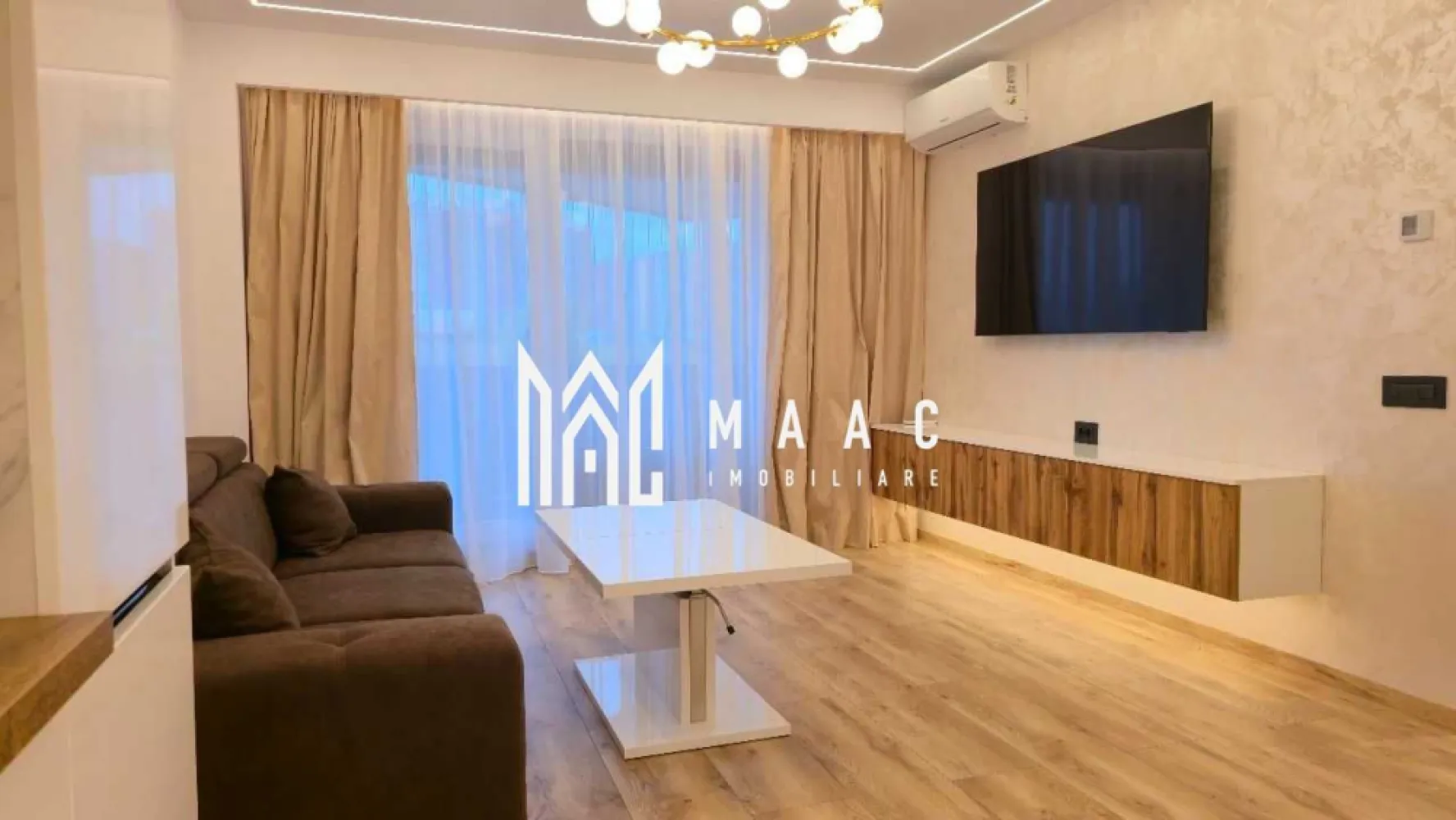 Apartament 2 camere de inchiriat | Selimbar, Sibiu | 77 mp, terasa, parcare - Apartament cu 2 camere disponibil pentru închiriere în Șelimbăr, aproape de zona Mihai Viteazu și Shopping City Sibiu, cu 77 mp utili, terasă mobilată și loc de parcare privat.

Detalii proprietate:
• Suprafață utilă: 77 mp
• Compartimentare: decomandat
• Living cu bucătărie open space și ieșire spre terasă
• Dormitor cu dressing și acces direct spre terasă
• 1 baie, hol interior și spațiu de depozitare/dressing
• Terasă mobilată cu mobilier de grădină
• Loc de parcare exterior privat
• Apartament la prima închiriere, mobilat integral și bucătărie complet echipată
• Electrocasnice incluse: mașină de spălat rufe cu uscător, mașină de spălat vase, cuptor electric, plită cu inducție, hotă, combină frigorifică și Smart TV
• Aer condiționat în fiecare încăpere, jaluzele exterioare electrice, WiFi, sistem antiefracție și videointerfon smart

Ansamblul rezidențial Evolution este amplasat în prelungirea Bulevardului Mihai Viteazu, în vecinătatea Shopping City Sibiu, într-un proiect rezidențial cu două lifturi de mare viteză, supraveghere video și panoramă spre Munții Făgăraș.

Închirierea este disponibilă pe termen lung, garanția este echivalentă cu o chirie lunară, iar animalele de companie nu sunt acceptate. Cod anunț CP3181304. Contactați echipa MAAC Imobiliare pentru programarea unei vizionări și mai multe detalii.