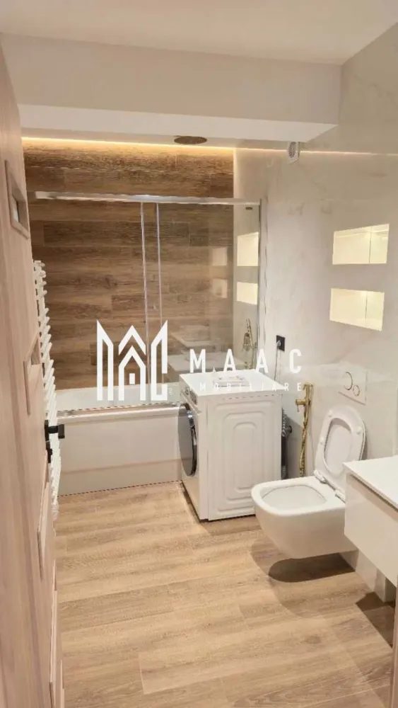 Apartament 2 camere de inchiriat | Selimbar, Sibiu | 77 mp, terasa, parcare - Apartament cu 2 camere disponibil pentru închiriere în Șelimbăr, aproape de zona Mihai Viteazu și Shopping City Sibiu, cu 77 mp utili, terasă mobilată și loc de parcare privat.

Detalii proprietate:
• Suprafață utilă: 77 mp
• Compartimentare: decomandat
• Living cu bucătărie open space și ieșire spre terasă
• Dormitor cu dressing și acces direct spre terasă
• 1 baie, hol interior și spațiu de depozitare/dressing
• Terasă mobilată cu mobilier de grădină
• Loc de parcare exterior privat
• Apartament la prima închiriere, mobilat integral și bucătărie complet echipată
• Electrocasnice incluse: mașină de spălat rufe cu uscător, mașină de spălat vase, cuptor electric, plită cu inducție, hotă, combină frigorifică și Smart TV
• Aer condiționat în fiecare încăpere, jaluzele exterioare electrice, WiFi, sistem antiefracție și videointerfon smart

Ansamblul rezidențial Evolution este amplasat în prelungirea Bulevardului Mihai Viteazu, în vecinătatea Shopping City Sibiu, într-un proiect rezidențial cu două lifturi de mare viteză, supraveghere video și panoramă spre Munții Făgăraș.

Închirierea este disponibilă pe termen lung, garanția este echivalentă cu o chirie lunară, iar animalele de companie nu sunt acceptate. Cod anunț CP3181304. Contactați echipa MAAC Imobiliare pentru programarea unei vizionări și mai multe detalii.