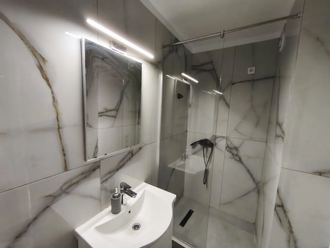 De vanzare apartament cu 3 camere , etaj 8/9 , Faleza, 165.000 euro