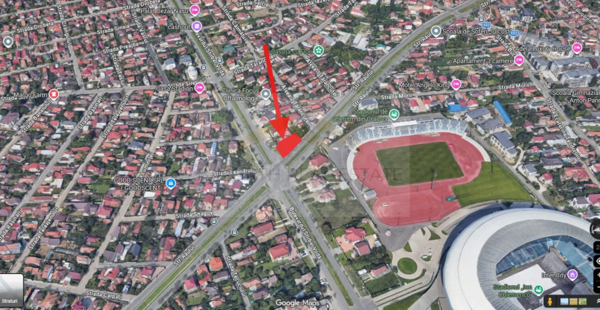 Teren 500 mp , colț stradal, vizibilitate maximă, lângă stadion – Craiova - B-North Real Estate vă propune spre închiriere un teren cu poziție excelentă în Craiova, amplasat într-o intersecție cu trafic intens, în zona Bulevardul Știrbei Vodă / Strada Râului, în imediata apropiere a stadionului.

Terenul are o suprafață de aproximativ 500 mp și beneficiază de deschidere la două străzi, ceea ce îi oferă vizibilitate foarte bună, acces facil și expunere comercială maximă.

Poziționarea la colț, traficul auto constant și proximitatea față de stadion, zone rezidențiale și artere importante fac această proprietate potrivită pentru activități comerciale care au nevoie de vad, acces rapid și imagine stradală bună.

Terenul se poate racorda la toate utilitățile, dacă este necesar, în funcție de activitatea desfășurată și de cerințele viitorului chiriaș.

Proprietatea este pretabilă pentru:

spălătorie auto self-service
vulcanizare / detailing auto
parcare privată
coffee to go / fast-food / container comercial
florărie
rent-a-car
showroom auto de mici dimensiuni
punct de servicii rapide
alte activități comerciale cu nevoie de vizibilitate și acces stradal

Un avantaj important îl reprezintă amplasarea într-o zonă foarte circulată, cu vizibilitate din mai multe direcții, ideală pentru un business care dorește expunere directă și trafic natural de clienți.

Preț recomandat de promovare: 1.200 euro/lună, negociabil în funcție de durata contractuală și investițiile chiriașului.

Pentru mai multe detalii și programarea unei vizionări, vă rugăm să contactați B-North Real Estate.
