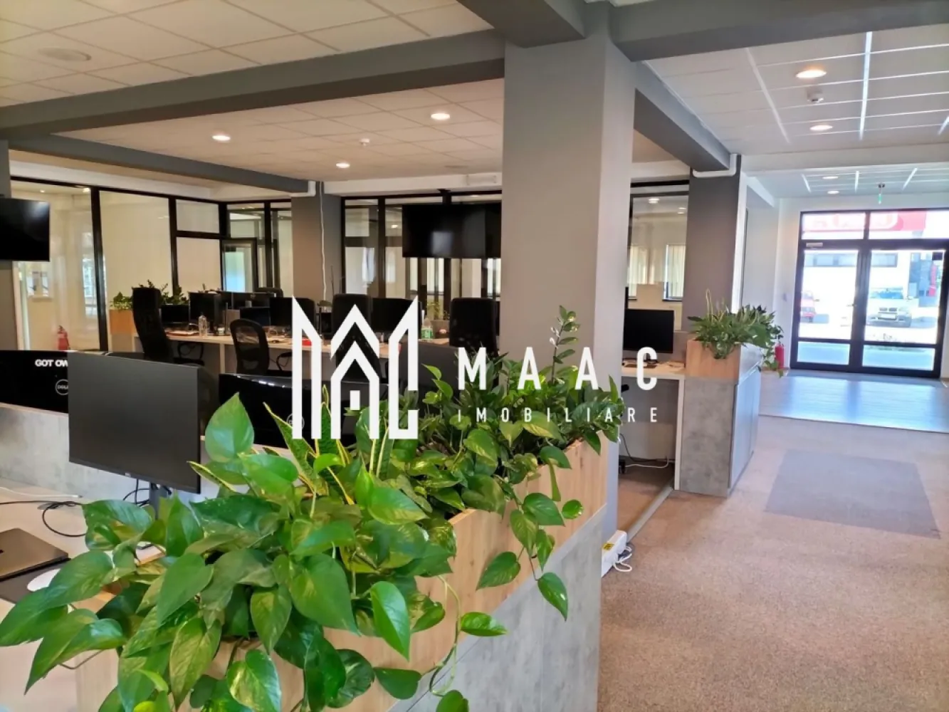 Spațiu comercial | 3 etaje | 950 mp | Ultracentral - MAAC Imobiliare propune spre închiriere un imobil situat pe 3 etaje, 950 mp utili, zonă ultracentrală.

Compartimentarea imobilului:
Parter - spațiu comercial.
Etajul 1 și 2 - spațiu de birouri.
Etajul 3 - retras, unde se află zona de dining.
Terasă accesibilă de 254 mp.
Parcare proprie cu 15 locuri, de 890 mp.

Imobilul este racordat la toate utilitățile: apă, canalizare, energie electrică și gaze naturale.

Pentru mai multe detalii, specificați telefonic ID: CP2853122.