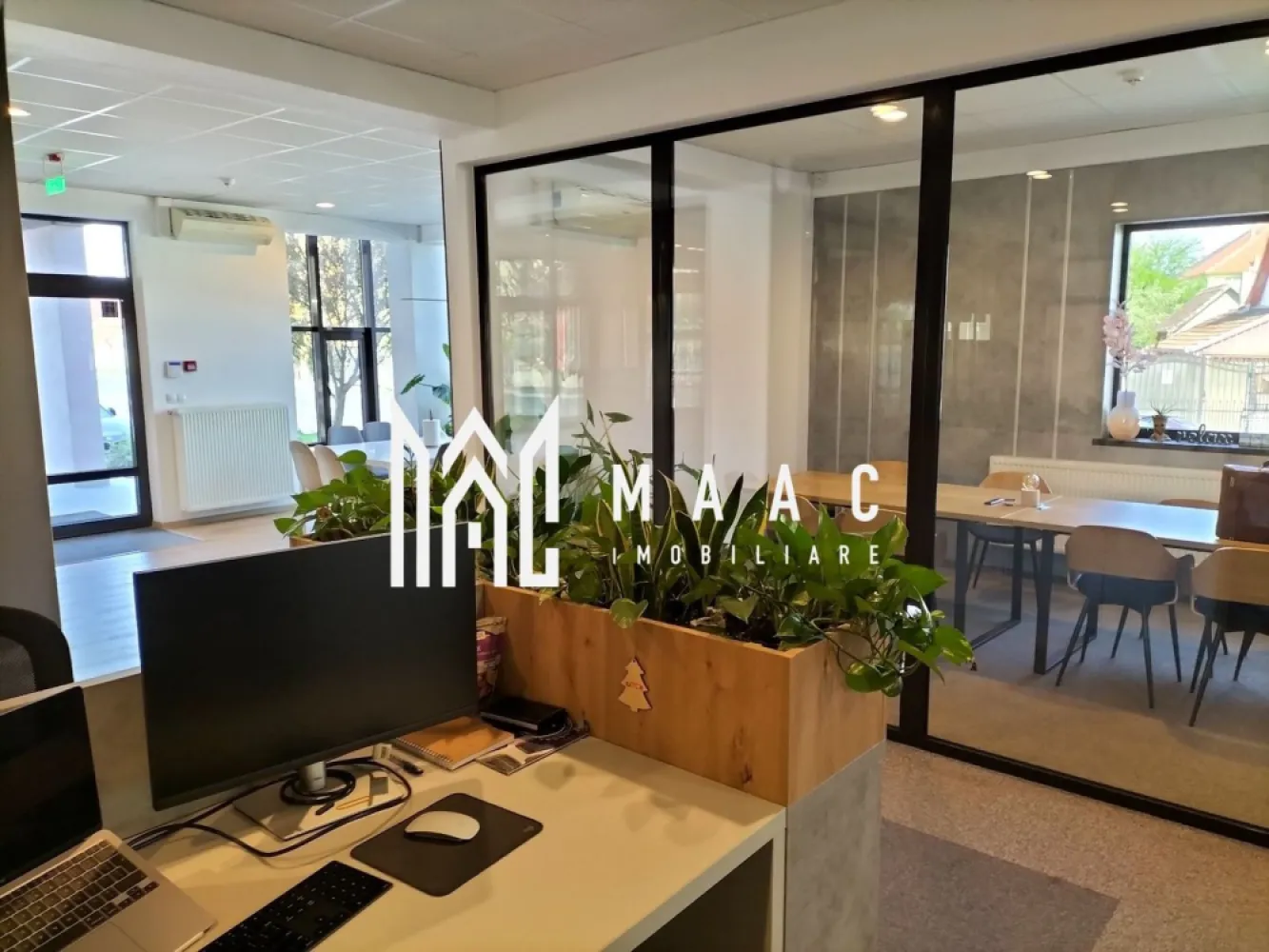 Spațiu comercial | 3 etaje | 950 mp | Ultracentral - MAAC Imobiliare propune spre închiriere un imobil situat pe 3 etaje, 950 mp utili, zonă ultracentrală.

Compartimentarea imobilului:
Parter - spațiu comercial.
Etajul 1 și 2 - spațiu de birouri.
Etajul 3 - retras, unde se află zona de dining.
Terasă accesibilă de 254 mp.
Parcare proprie cu 15 locuri, de 890 mp.

Imobilul este racordat la toate utilitățile: apă, canalizare, energie electrică și gaze naturale.

Pentru mai multe detalii, specificați telefonic ID: CP2853122.