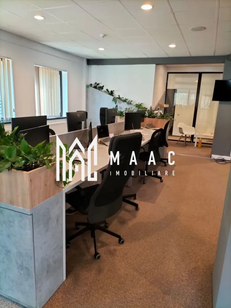 Spațiu comercial | 3 etaje | 950 mp | Ultracentral - MAAC Imobiliare propune spre închiriere un imobil situat pe 3 etaje, 950 mp utili, zonă ultracentrală.

Compartimentarea imobilului:
Parter - spațiu comercial.
Etajul 1 și 2 - spațiu de birouri.
Etajul 3 - retras, unde se află zona de dining.
Terasă accesibilă de 254 mp.
Parcare proprie cu 15 locuri, de 890 mp.

Imobilul este racordat la toate utilitățile: apă, canalizare, energie electrică și gaze naturale.

Pentru mai multe detalii, specificați telefonic ID: CP2853122.