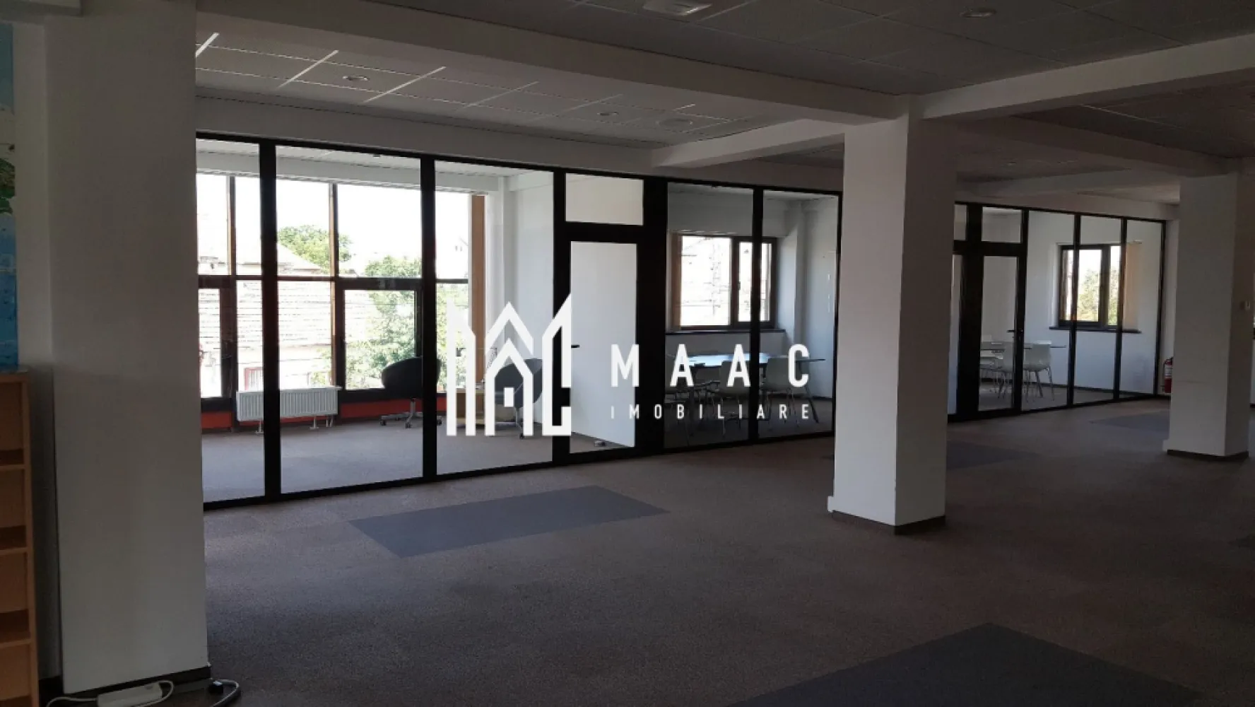 Spațiu comercial | 3 etaje | 950 mp | Ultracentral - MAAC Imobiliare propune spre închiriere un imobil situat pe 3 etaje, 950 mp utili, zonă ultracentrală.

Compartimentarea imobilului:
Parter - spațiu comercial.
Etajul 1 și 2 - spațiu de birouri.
Etajul 3 - retras, unde se află zona de dining.
Terasă accesibilă de 254 mp.
Parcare proprie cu 15 locuri, de 890 mp.

Imobilul este racordat la toate utilitățile: apă, canalizare, energie electrică și gaze naturale.

Pentru mai multe detalii, specificați telefonic ID: CP2853122.