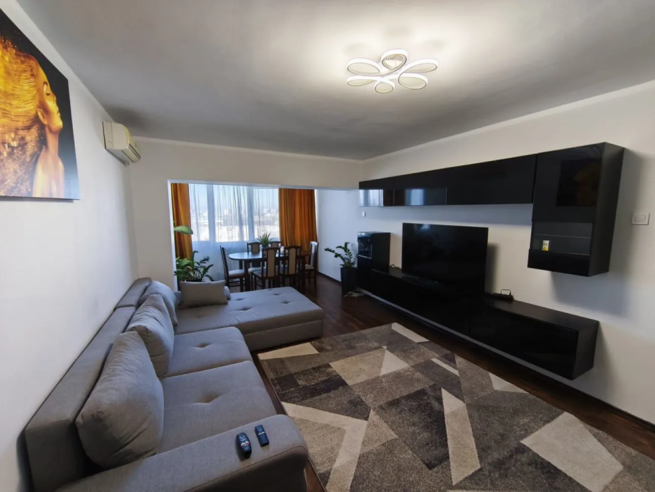 De inchiriat apartament spatios, 3 camere, pe Faleza, 900 euro - Dacă îți dorești o locuință spațioasă, elegantă și amplasată într-una dintre cele mai frumoase zone ale orașului, acest apartament este alegerea perfectă!
Situat în zona Faleza, la etajul 8 din 9 al unui imobil modern construit în 2009, prevăzut cu lift, apartamentul oferă o suprafață generoasă de 101 mp și o priveliște deosebită asupra orașului și a zonei de promenadă.
 Compartimentare:
- Living generos și luminos
- 2 dormitoare confortabile
- Bucătărie complet mobilată și utilată
- 2 băi moderne
- Hol spațios și multiple spații de depozitare
 Dotări premium:
• Mobilat lux, cu mobilier modern și de calitate
• Complet utilat, gata pentru mutare imediată
• Centrală termică proprie
• Tâmplărie PVC cu geam termopan
• Izolație termică exterioară
• 2 aparate de aer condiționat
• Lift
• Finisaje moderne și atmosferă elegantă
 Localizare excelentă:
Poziționat la câțiva pași de Faleza Dunării, apartamentul beneficiază de acces rapid către restaurante, cafenele, magazine, școli, mijloace de transport și zone de relaxare. O locație ideală pentru cei care apreciază confortul și calitatea vieții.
 Disponibil imediat
 Ideal pentru persoane, cupluri sau familii care își doresc o locuință premium într-o zonă de prestigiu.
Chirie 900 euro/luna
Garantie returnabila 900 euro.
Se percepe comision de tranzactionare.
Pentru detalii suplimentare și programarea unei vizionări, vă stăm cu drag la dispoziție 0746.252.252 Liliana Ene!