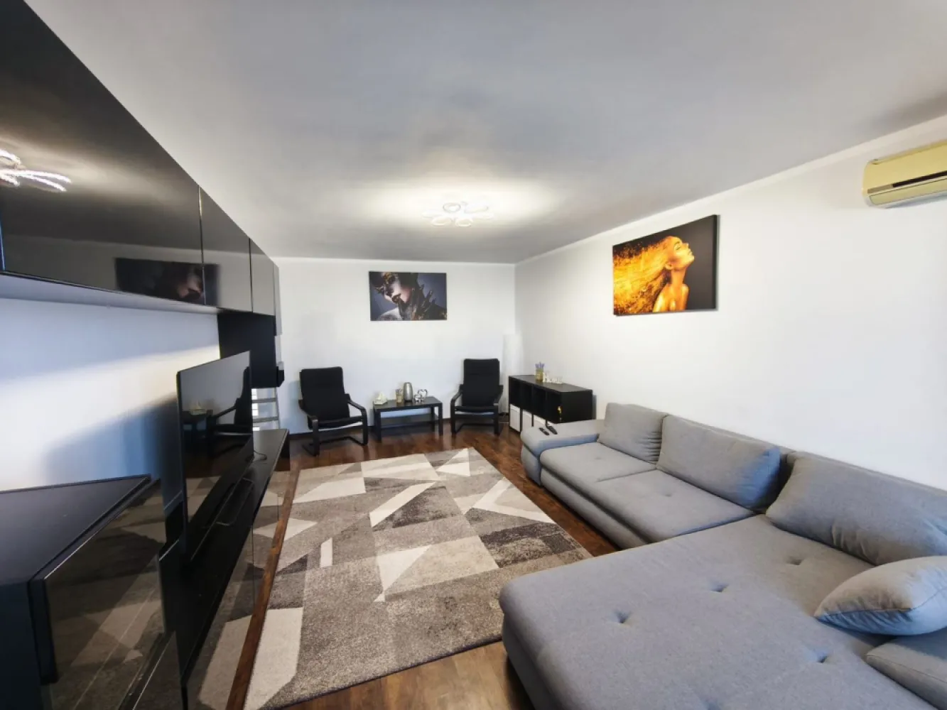 De inchiriat apartament spatios, 3 camere, pe Faleza, 900 euro - Dacă îți dorești o locuință spațioasă, elegantă și amplasată într-una dintre cele mai frumoase zone ale orașului, acest apartament este alegerea perfectă!
Situat în zona Faleza, la etajul 8 din 9 al unui imobil modern construit în 2009, prevăzut cu lift, apartamentul oferă o suprafață generoasă de 101 mp și o priveliște deosebită asupra orașului și a zonei de promenadă.
 Compartimentare:
- Living generos și luminos
- 2 dormitoare confortabile
- Bucătărie complet mobilată și utilată
- 2 băi moderne
- Hol spațios și multiple spații de depozitare
 Dotări premium:
• Mobilat lux, cu mobilier modern și de calitate
• Complet utilat, gata pentru mutare imediată
• Centrală termică proprie
• Tâmplărie PVC cu geam termopan
• Izolație termică exterioară
• 2 aparate de aer condiționat
• Lift
• Finisaje moderne și atmosferă elegantă
 Localizare excelentă:
Poziționat la câțiva pași de Faleza Dunării, apartamentul beneficiază de acces rapid către restaurante, cafenele, magazine, școli, mijloace de transport și zone de relaxare. O locație ideală pentru cei care apreciază confortul și calitatea vieții.
 Disponibil imediat
 Ideal pentru persoane, cupluri sau familii care își doresc o locuință premium într-o zonă de prestigiu.
Chirie 900 euro/luna
Garantie returnabila 900 euro.
Se percepe comision de tranzactionare.
Pentru detalii suplimentare și programarea unei vizionări, vă stăm cu drag la dispoziție 0746.252.252 Liliana Ene!