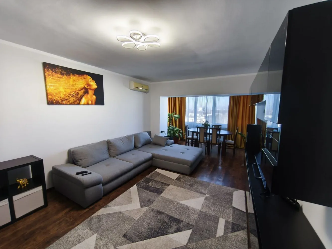 De inchiriat apartament spatios, 3 camere, pe Faleza, 900 euro - Dacă îți dorești o locuință spațioasă, elegantă și amplasată într-una dintre cele mai frumoase zone ale orașului, acest apartament este alegerea perfectă!
Situat în zona Faleza, la etajul 8 din 9 al unui imobil modern construit în 2009, prevăzut cu lift, apartamentul oferă o suprafață generoasă de 101 mp și o priveliște deosebită asupra orașului și a zonei de promenadă.
 Compartimentare:
- Living generos și luminos
- 2 dormitoare confortabile
- Bucătărie complet mobilată și utilată
- 2 băi moderne
- Hol spațios și multiple spații de depozitare
 Dotări premium:
• Mobilat lux, cu mobilier modern și de calitate
• Complet utilat, gata pentru mutare imediată
• Centrală termică proprie
• Tâmplărie PVC cu geam termopan
• Izolație termică exterioară
• 2 aparate de aer condiționat
• Lift
• Finisaje moderne și atmosferă elegantă
 Localizare excelentă:
Poziționat la câțiva pași de Faleza Dunării, apartamentul beneficiază de acces rapid către restaurante, cafenele, magazine, școli, mijloace de transport și zone de relaxare. O locație ideală pentru cei care apreciază confortul și calitatea vieții.
 Disponibil imediat
 Ideal pentru persoane, cupluri sau familii care își doresc o locuință premium într-o zonă de prestigiu.
Chirie 900 euro/luna
Garantie returnabila 900 euro.
Se percepe comision de tranzactionare.
Pentru detalii suplimentare și programarea unei vizionări, vă stăm cu drag la dispoziție 0746.252.252 Liliana Ene!