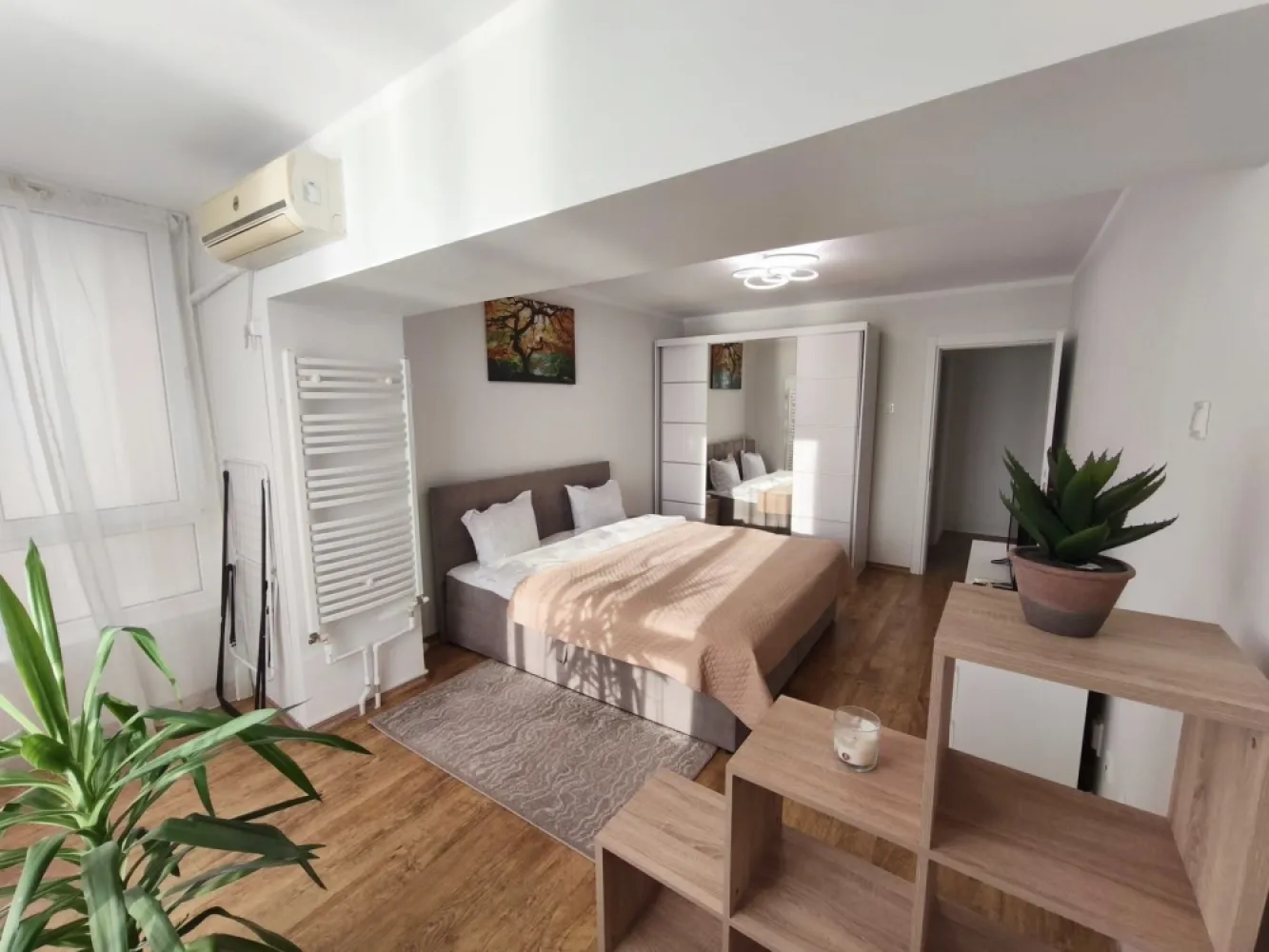 De inchiriat apartament spatios, 3 camere, pe Faleza, 900 euro - Dacă îți dorești o locuință spațioasă, elegantă și amplasată într-una dintre cele mai frumoase zone ale orașului, acest apartament este alegerea perfectă!
Situat în zona Faleza, la etajul 8 din 9 al unui imobil modern construit în 2009, prevăzut cu lift, apartamentul oferă o suprafață generoasă de 101 mp și o priveliște deosebită asupra orașului și a zonei de promenadă.
 Compartimentare:
- Living generos și luminos
- 2 dormitoare confortabile
- Bucătărie complet mobilată și utilată
- 2 băi moderne
- Hol spațios și multiple spații de depozitare
 Dotări premium:
• Mobilat lux, cu mobilier modern și de calitate
• Complet utilat, gata pentru mutare imediată
• Centrală termică proprie
• Tâmplărie PVC cu geam termopan
• Izolație termică exterioară
• 2 aparate de aer condiționat
• Lift
• Finisaje moderne și atmosferă elegantă
 Localizare excelentă:
Poziționat la câțiva pași de Faleza Dunării, apartamentul beneficiază de acces rapid către restaurante, cafenele, magazine, școli, mijloace de transport și zone de relaxare. O locație ideală pentru cei care apreciază confortul și calitatea vieții.
 Disponibil imediat
 Ideal pentru persoane, cupluri sau familii care își doresc o locuință premium într-o zonă de prestigiu.
Chirie 900 euro/luna
Garantie returnabila 900 euro.
Se percepe comision de tranzactionare.
Pentru detalii suplimentare și programarea unei vizionări, vă stăm cu drag la dispoziție 0746.252.252 Liliana Ene!