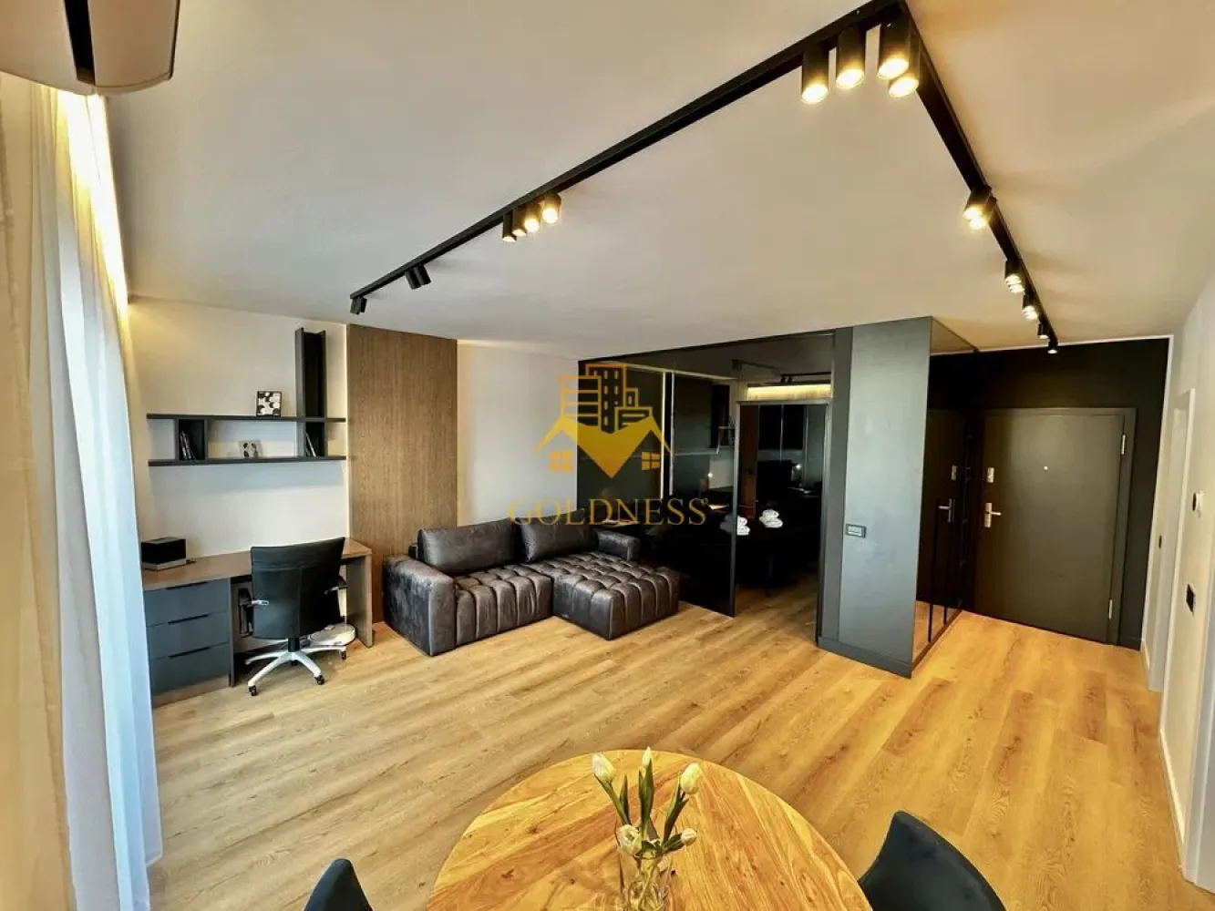 2 camere, Parcare, Premium, Elite Junior, Mega Image, Iris - GOLDNESS Imobiliare vă propune spre închiriere un apartament cu 2 camere complet mobilat și utilat, la etajul 4 într-un imobil de 7 etaje, în Iris.
Dispune de loc de parcare subterana!
Se află în apropierea stațiilor de transport în comun, magazine, restaurante, spații verzi, farmacii, etc.

Apartamentul este compartimentat astfel:
- dormitor cu pat matrimonial, dressing, noptiere
- living cu canapea extensibila, comoda tv, birou, loc de servit masa, AC
- bucatarie complet utilată și mobilată, loc de servit masa
- baie cu dus walk-in, dulap pentru depozitare.
- terasa de 15 mp

Imobilul este dotat cu toate cele necesare- centrală proprie, frigider, plita, hotă, mașină de spălat haine si vase, aer conditionat, tv, etc.

Dacă sunteți interesați de acest apartament și doriți să îl vizionați, dar și pentru alte oferte nu ezitați să ne contactați telefonic sau prin e-mail. Vă stăm la dispoziție!
Pentru intermediere se percepe un comision de 50% din prețul chiriei!